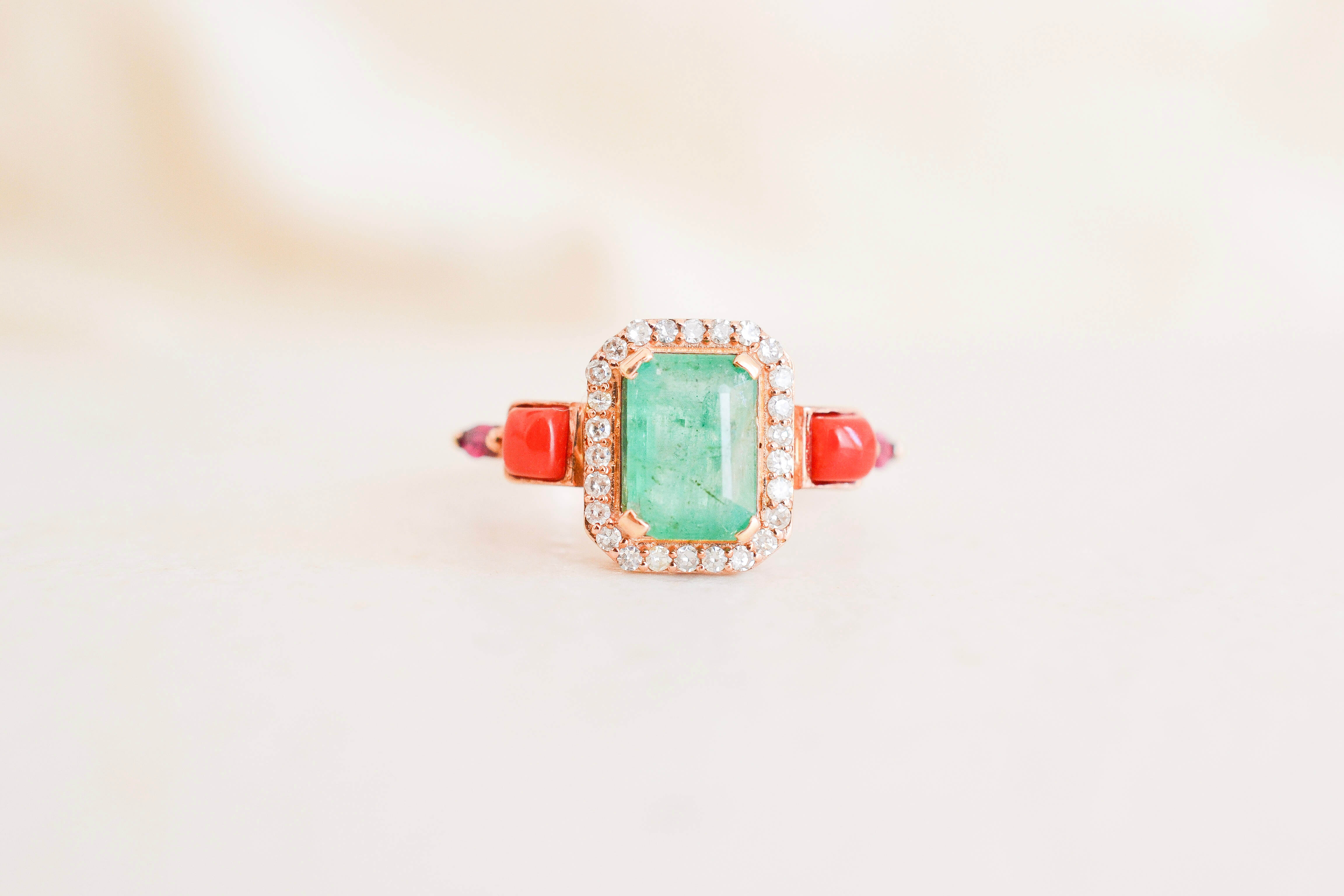 Bague Multicolore Émeraude, Coraux, Rubis & Diamants