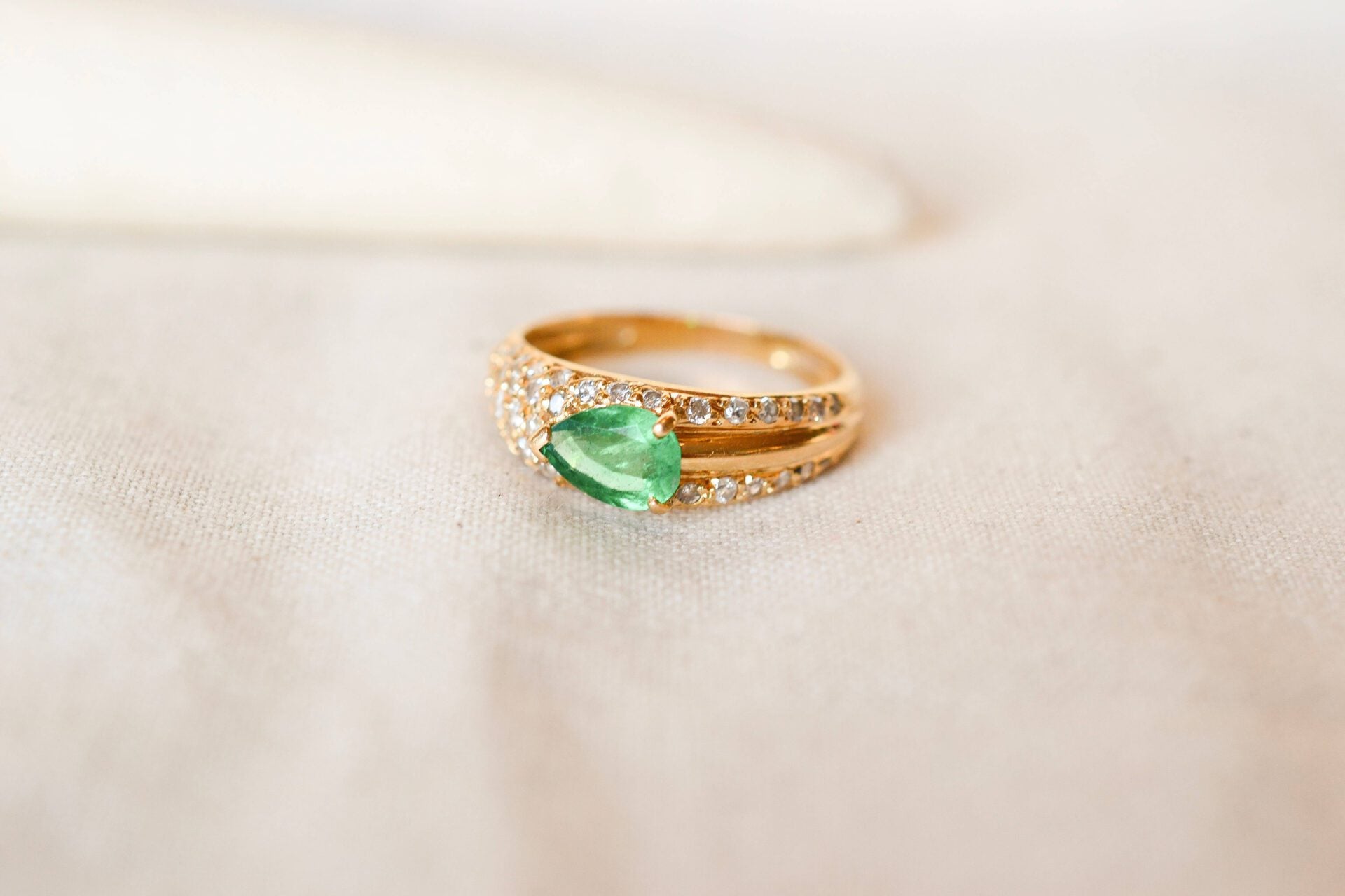 Bague Émeraude poire et Diamants