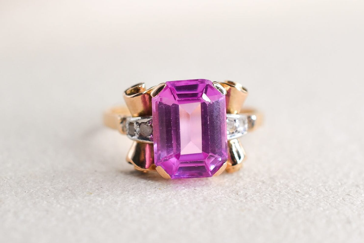 bague-de-style-art-deco-en-or-jaune-18-carats-sertie-d-un-saphir-verneuil-synthetique-rose-et-de-diamants-taille-rose-bague-ancienne