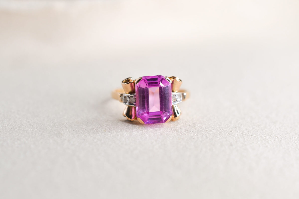 bague-de-style-art-deco-en-or-jaune-18-carats-sertie-d-un-saphir-verneuil-synthetique-rose-et-de-diamants-taille-rose-bague-ancienne
