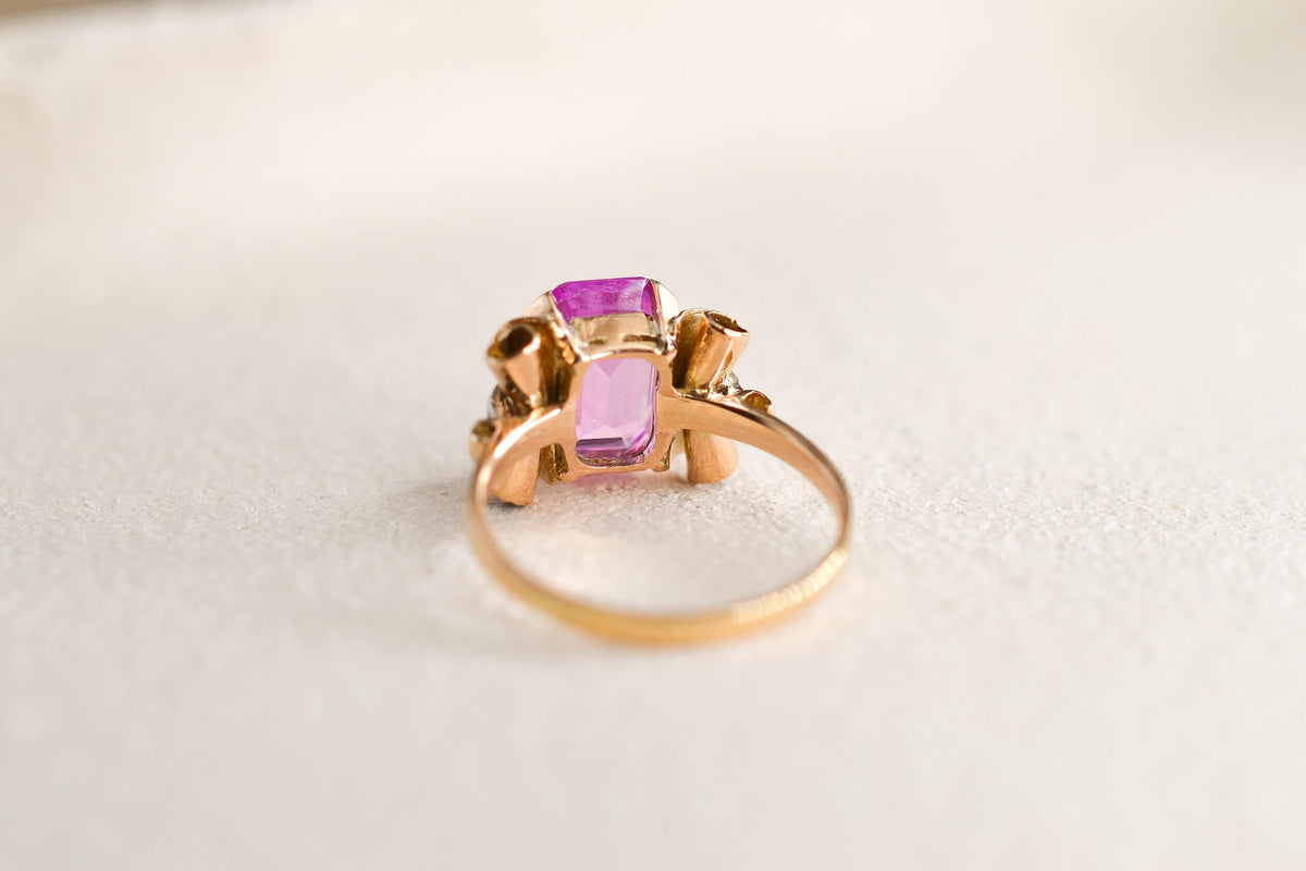bague-de-style-art-deco-en-or-jaune-18-carats-sertie-d-un-saphir-verneuil-synthetique-rose-et-de-diamants-taille-rose-bague-de-fiancailles