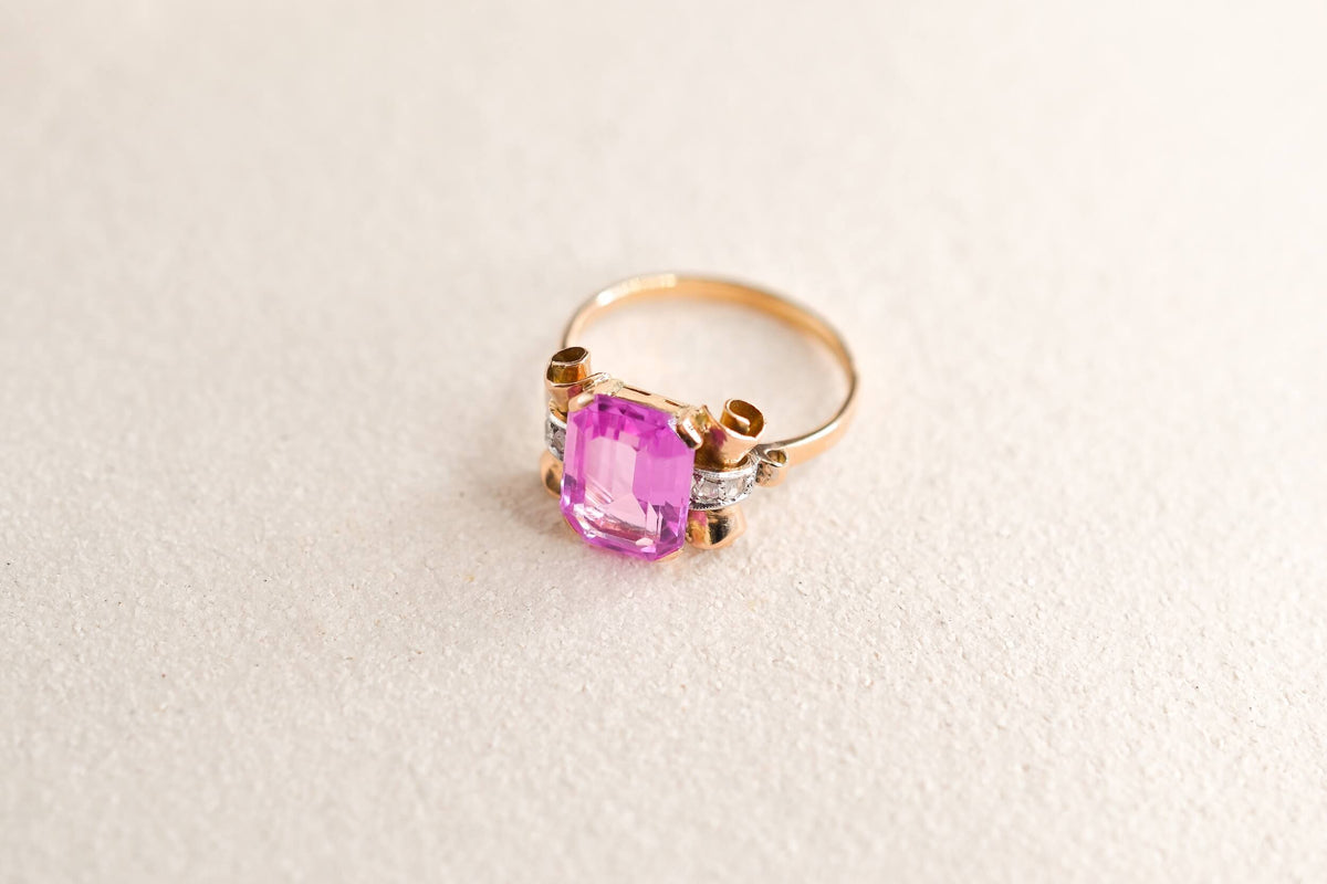 bague-de-style-art-deco-en-or-jaune-18-carats-sertie-d-un-saphir-verneuil-synthetique-rose-et-de-diamants-taille-rose-bague-de-seconde-main