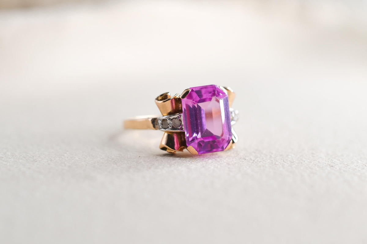 bague-de-style-art-deco-en-or-jaune-18-carats-sertie-d-un-saphir-verneuil-synthetique-rose-et-de-diamants-taille-rose-bague-vintage