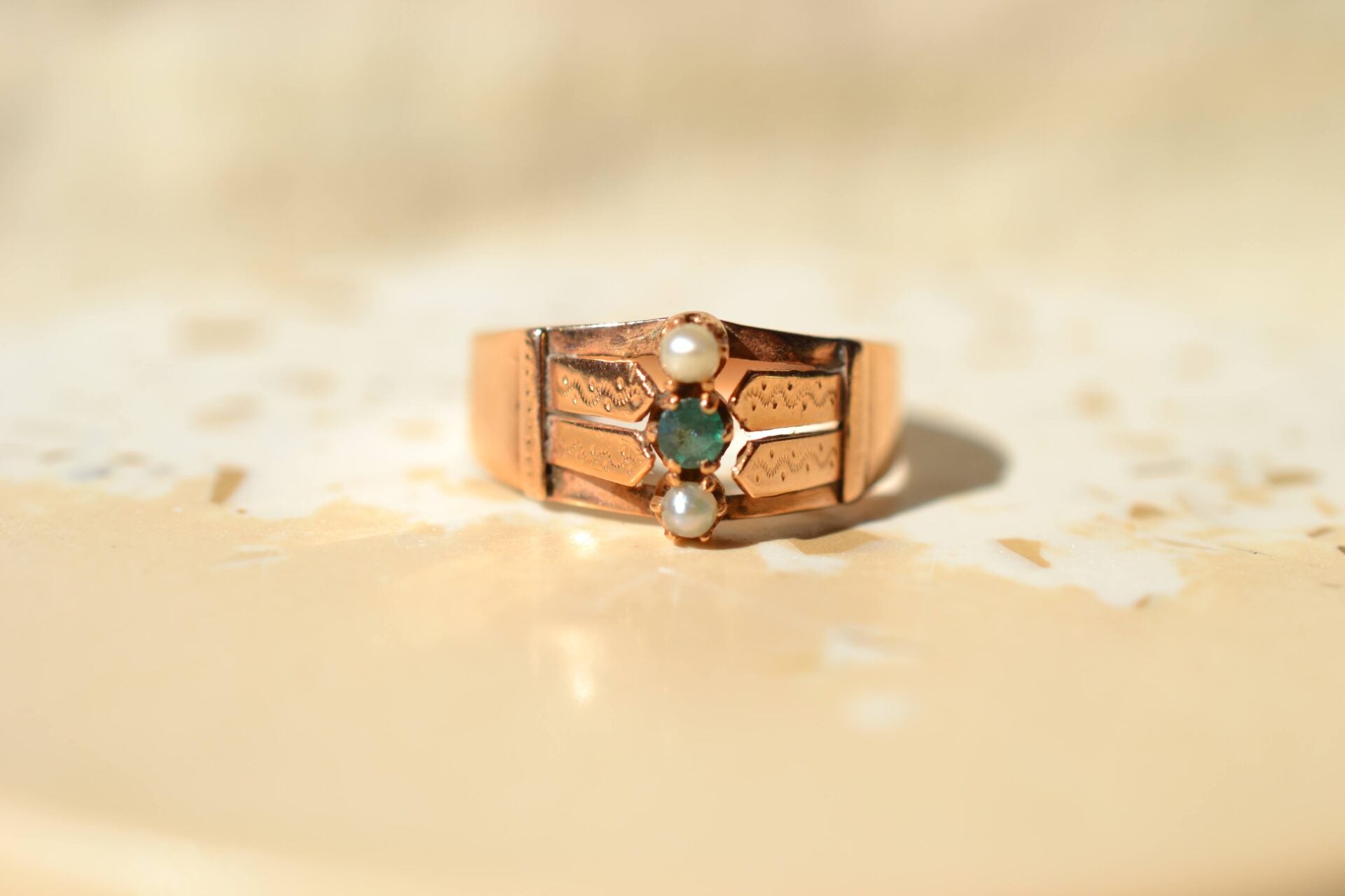Bague Doublet Grenat-verre et Perles