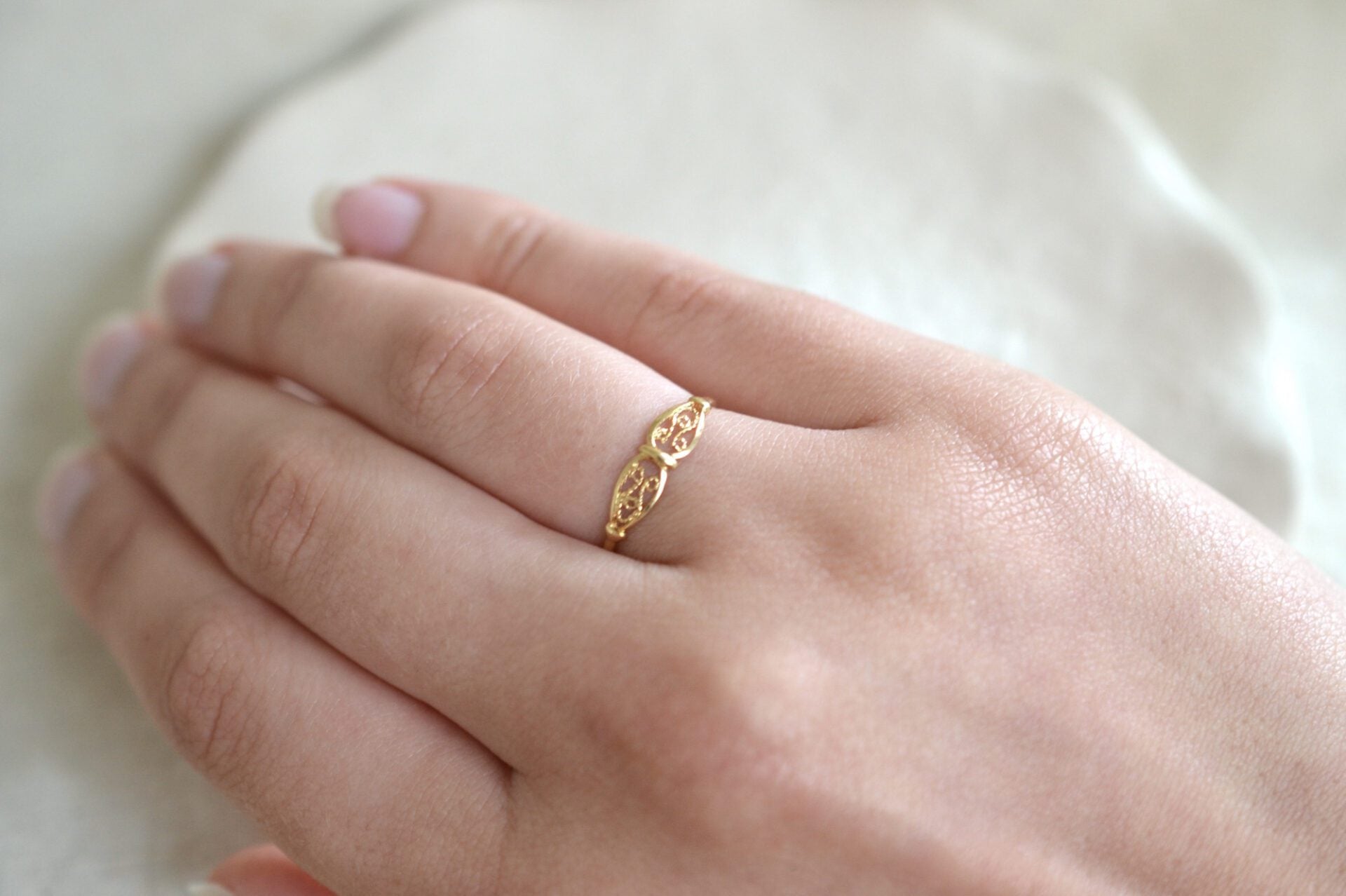 Bague ajourée décor filigranes