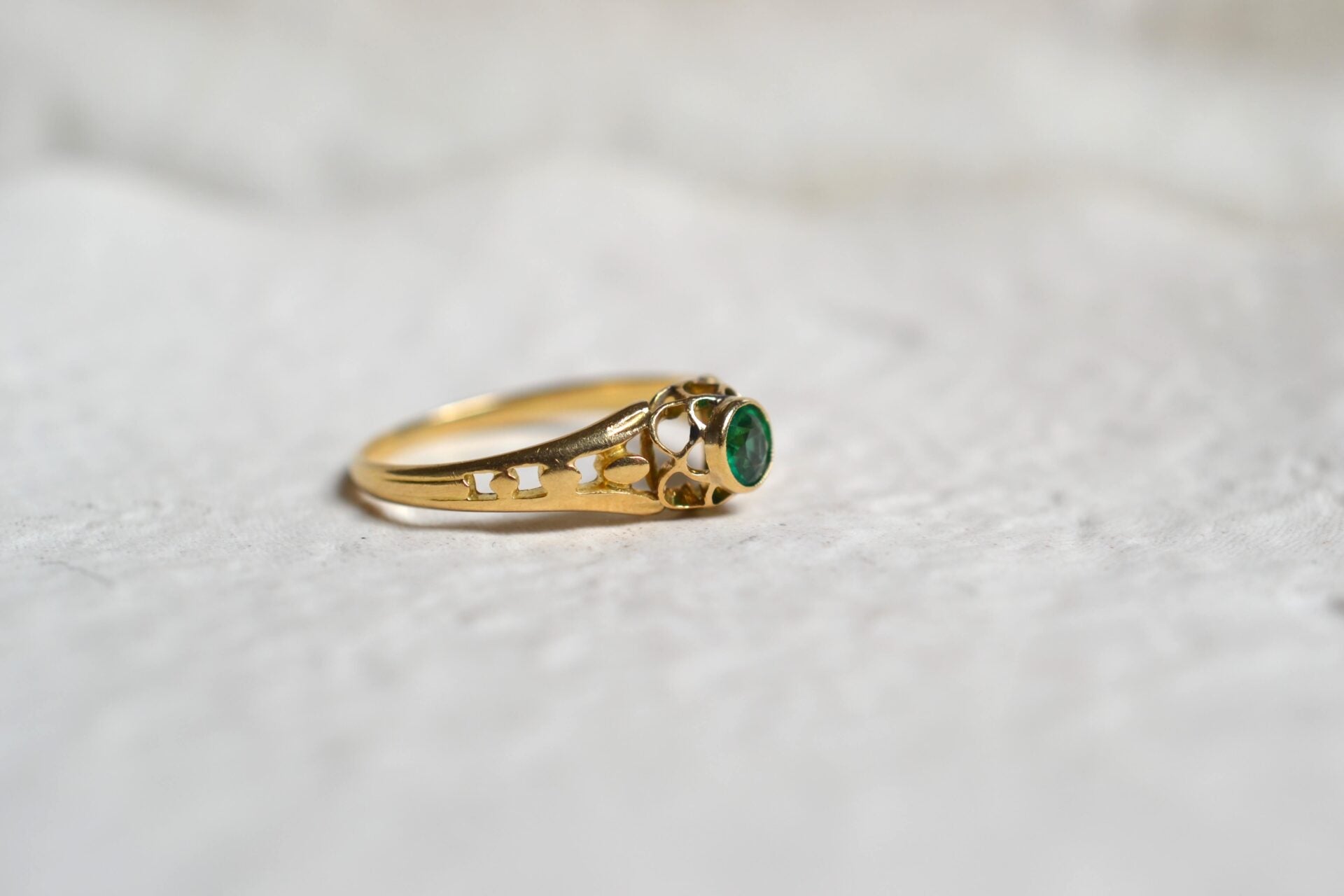 Bague ajourée serti clos Émeraude