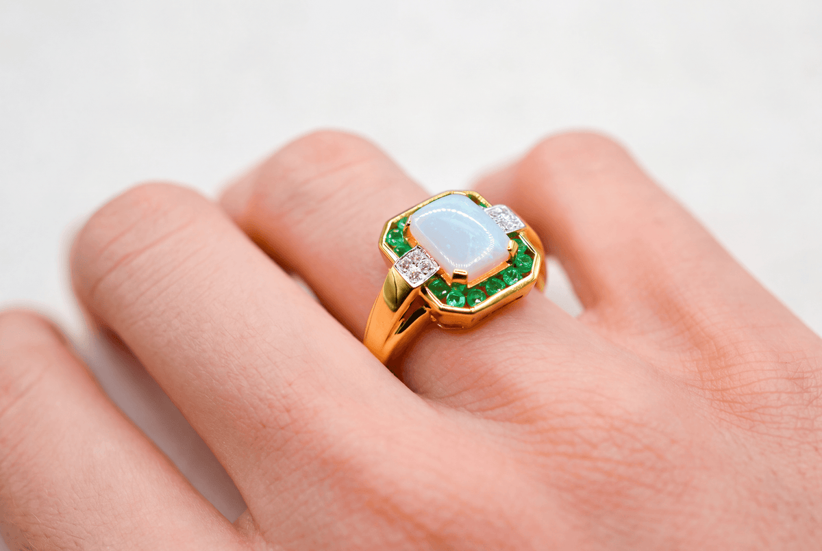 bague-en-or-jaune-ornee-d-une-opale-rectangulaire-entouree-d-emeraudes-rondes-en-serti-rail-et-de-diamants-ronds-bague-eco-responsable