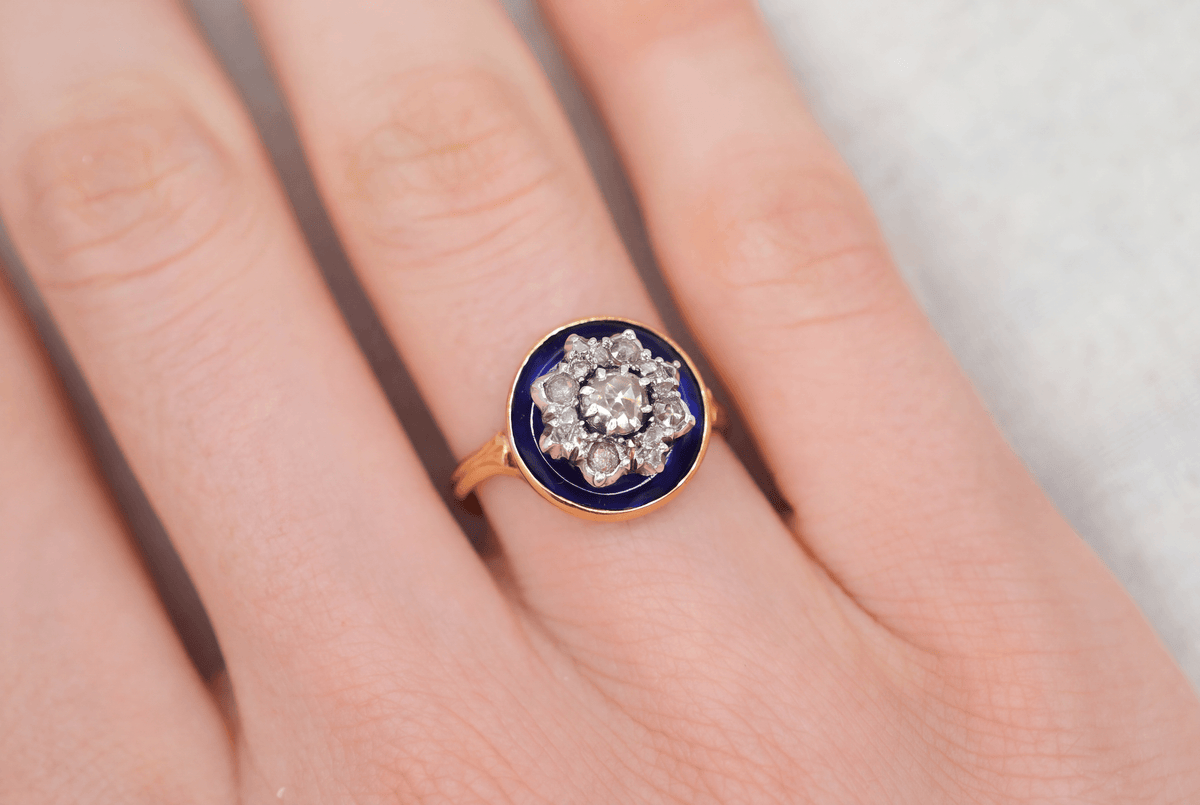 bague-en-or-jaune-ornee-d-une-plaque-d-email-bleue-foncee-surmontee-de-diamants-et-d-oxydes-formant-une-etoile-bague-de-fiancailles