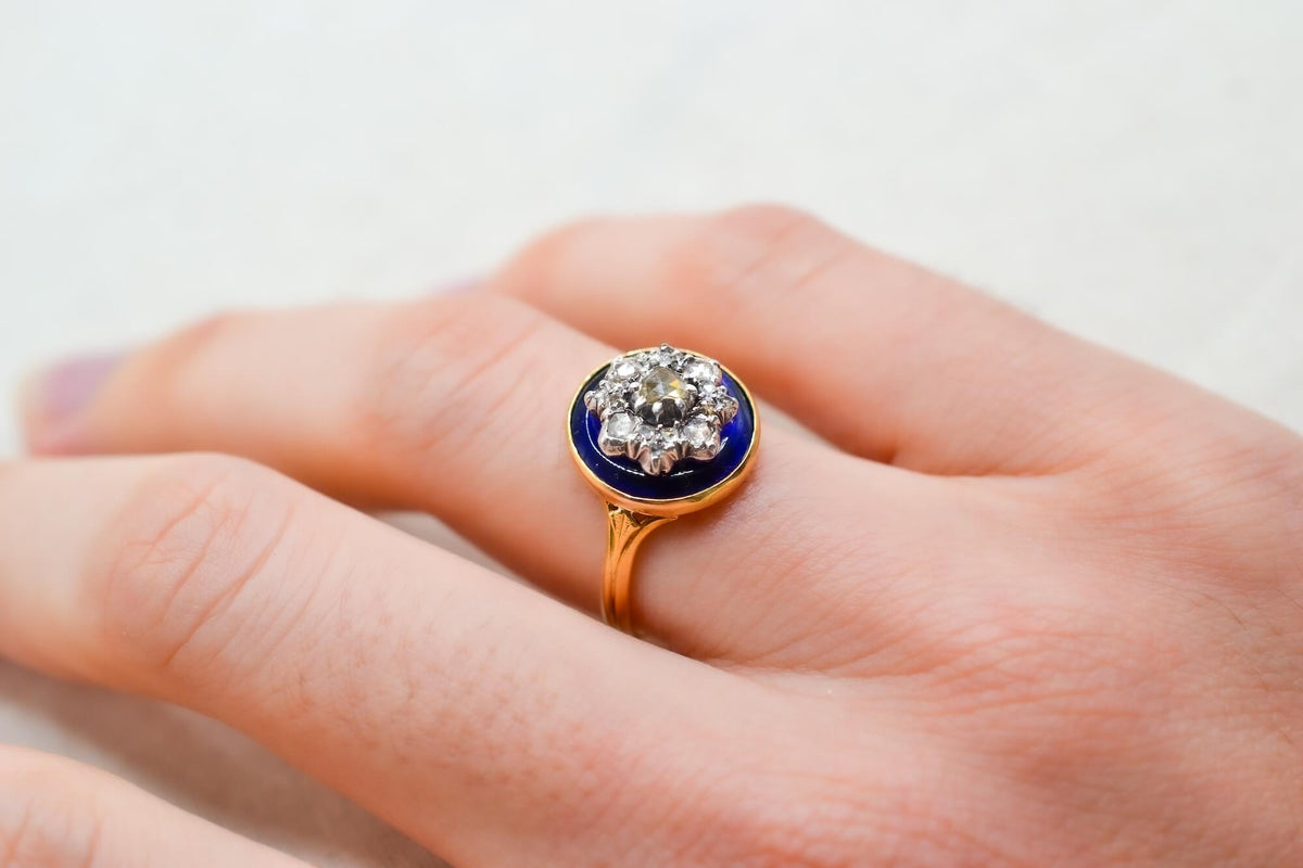 bague-en-or-jaune-ornee-d-une-plaque-d-email-bleue-foncee-surmontee-de-diamants-et-d-oxydes-formant-une-etoile-bague-de-seconde-main