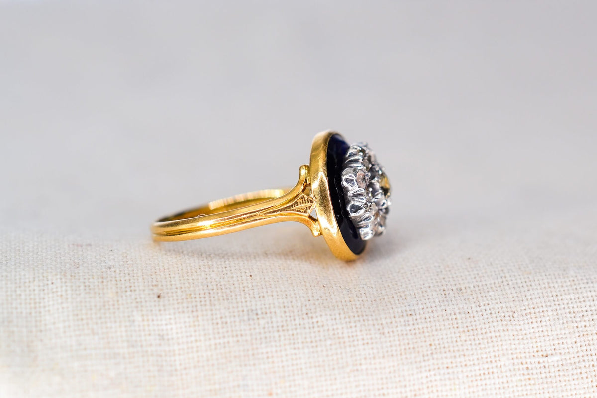bague-en-or-jaune-ornee-d-une-plaque-d-email-bleue-foncee-surmontee-de-diamants-et-d-oxydes-formant-une-etoile-bague-femme