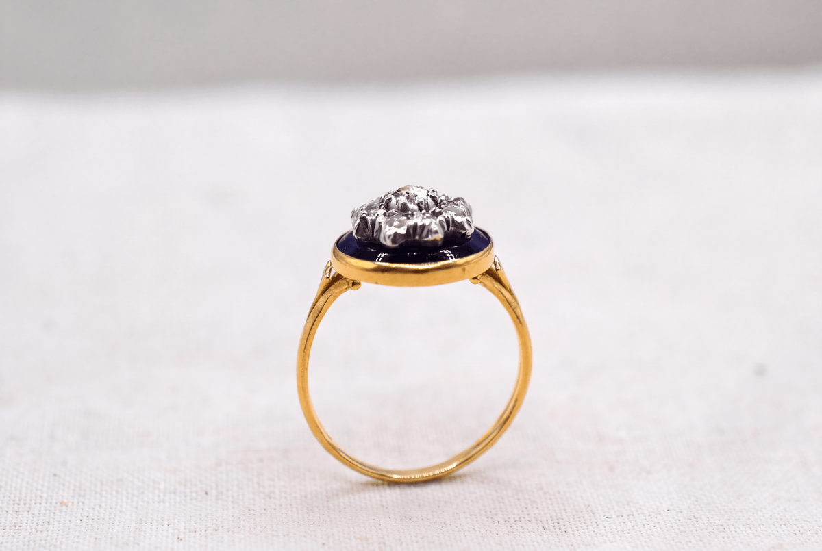 bague-en-or-jaune-ornee-d-une-plaque-d-email-bleue-foncee-surmontee-de-diamants-et-d-oxydes-formant-une-etoile-bague-retro