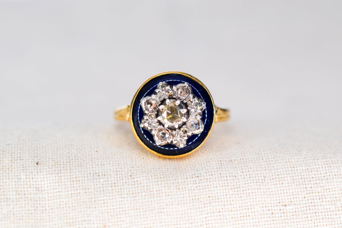 bague-en-or-jaune-ornee-d-une-plaque-d-email-bleue-foncee-surmontee-de-diamants-et-d-oxydes-formant-une-etoile-bague-vintage