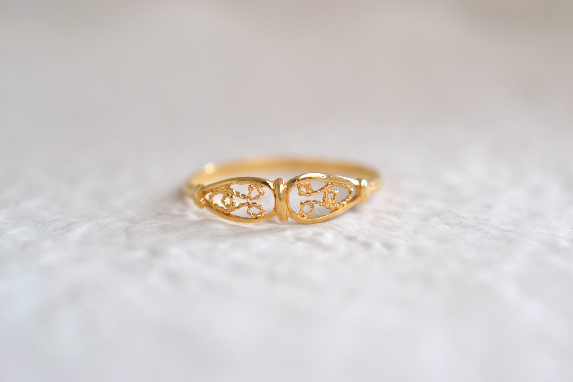 Bague ajourée décor filigranes