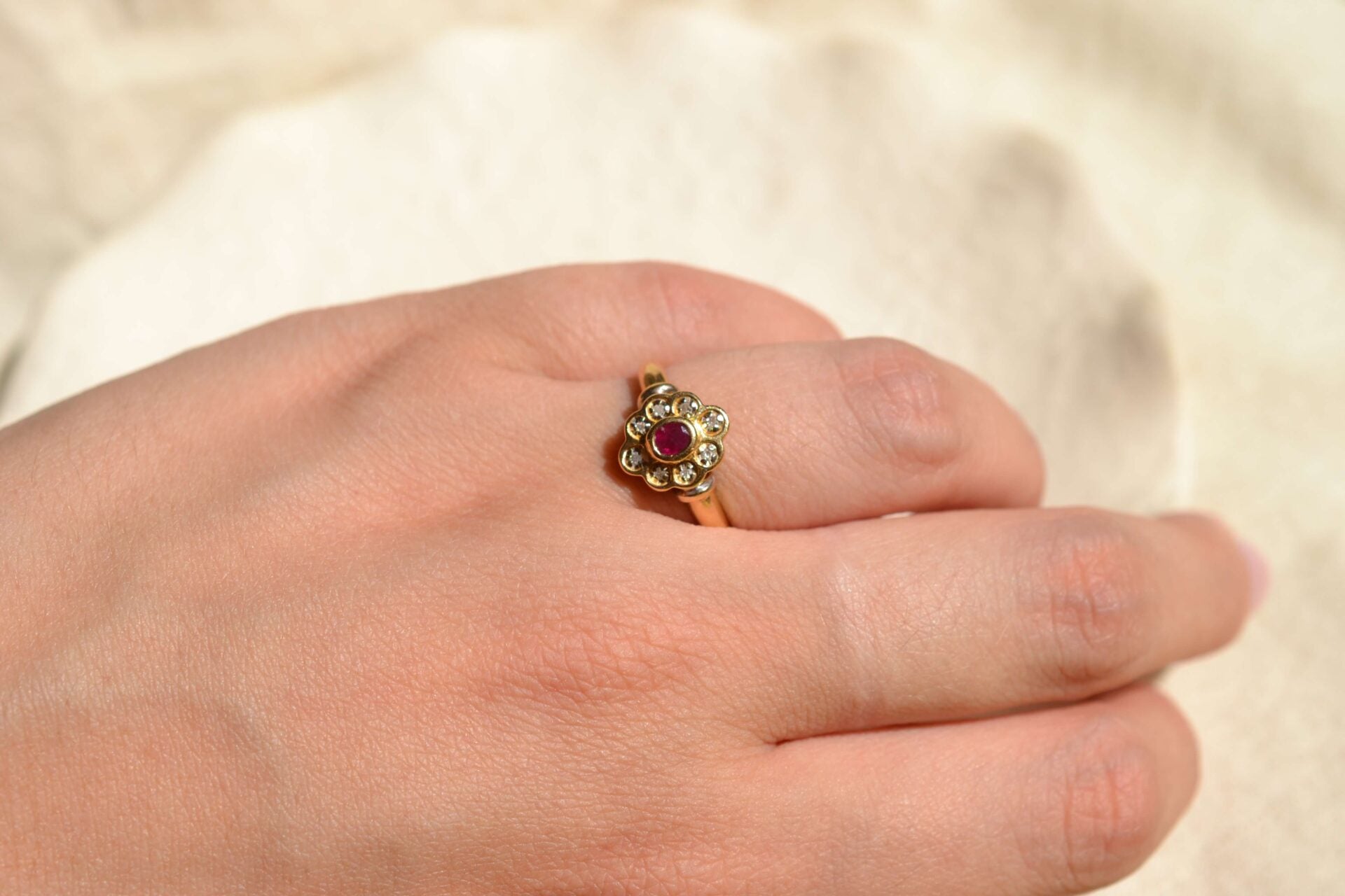 Bague fleur Rubis et Moissanites