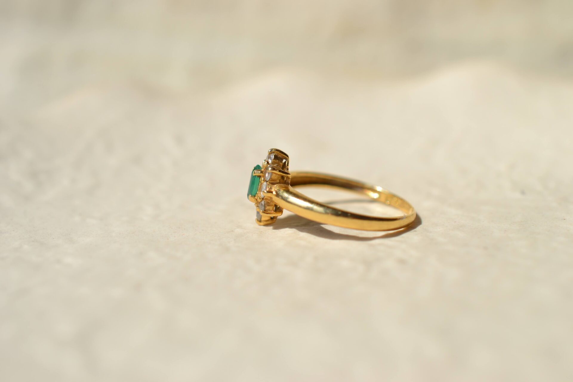Bague Marguerite Emeraude et Oxydes