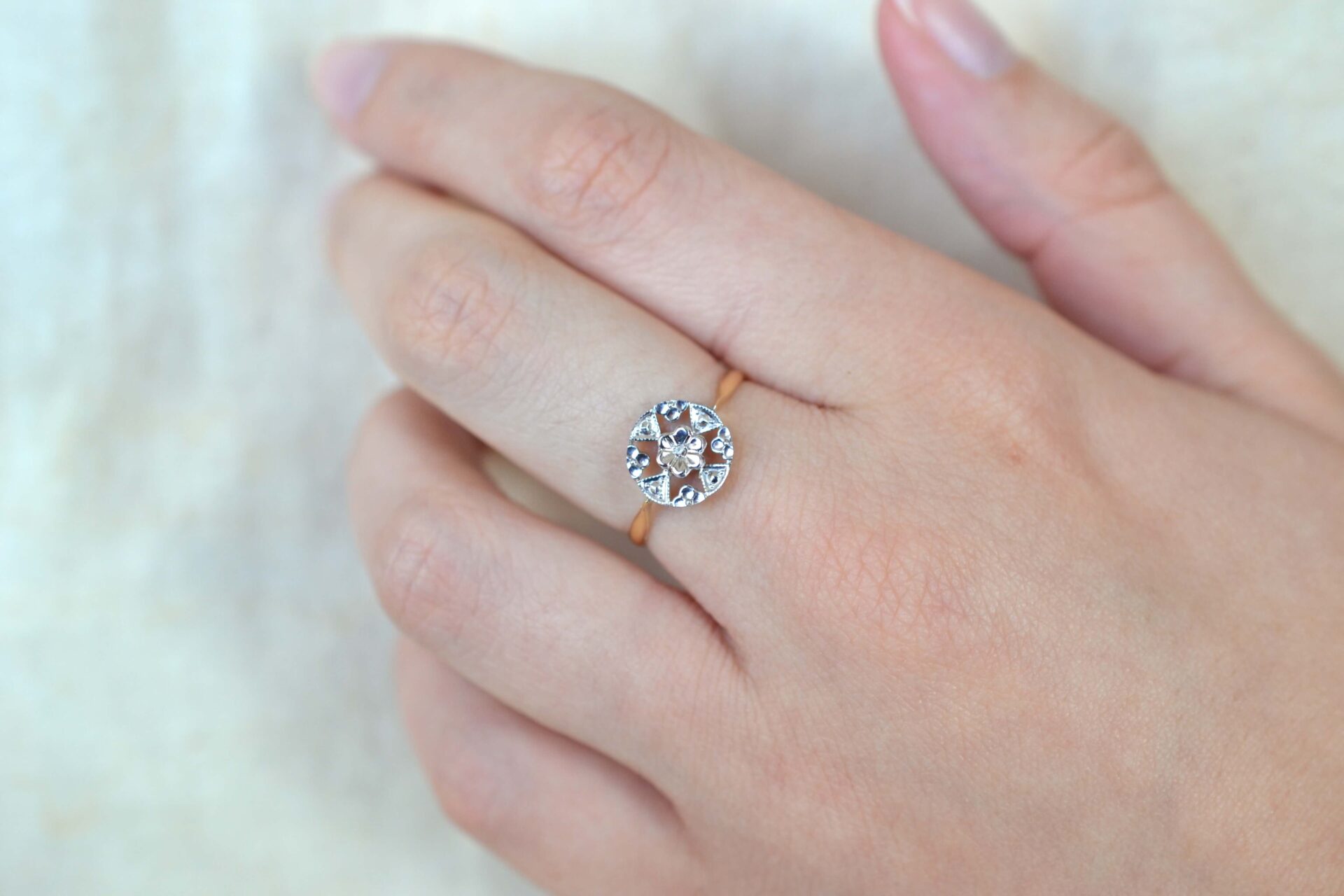 Bague ajourée motifs fleurs
