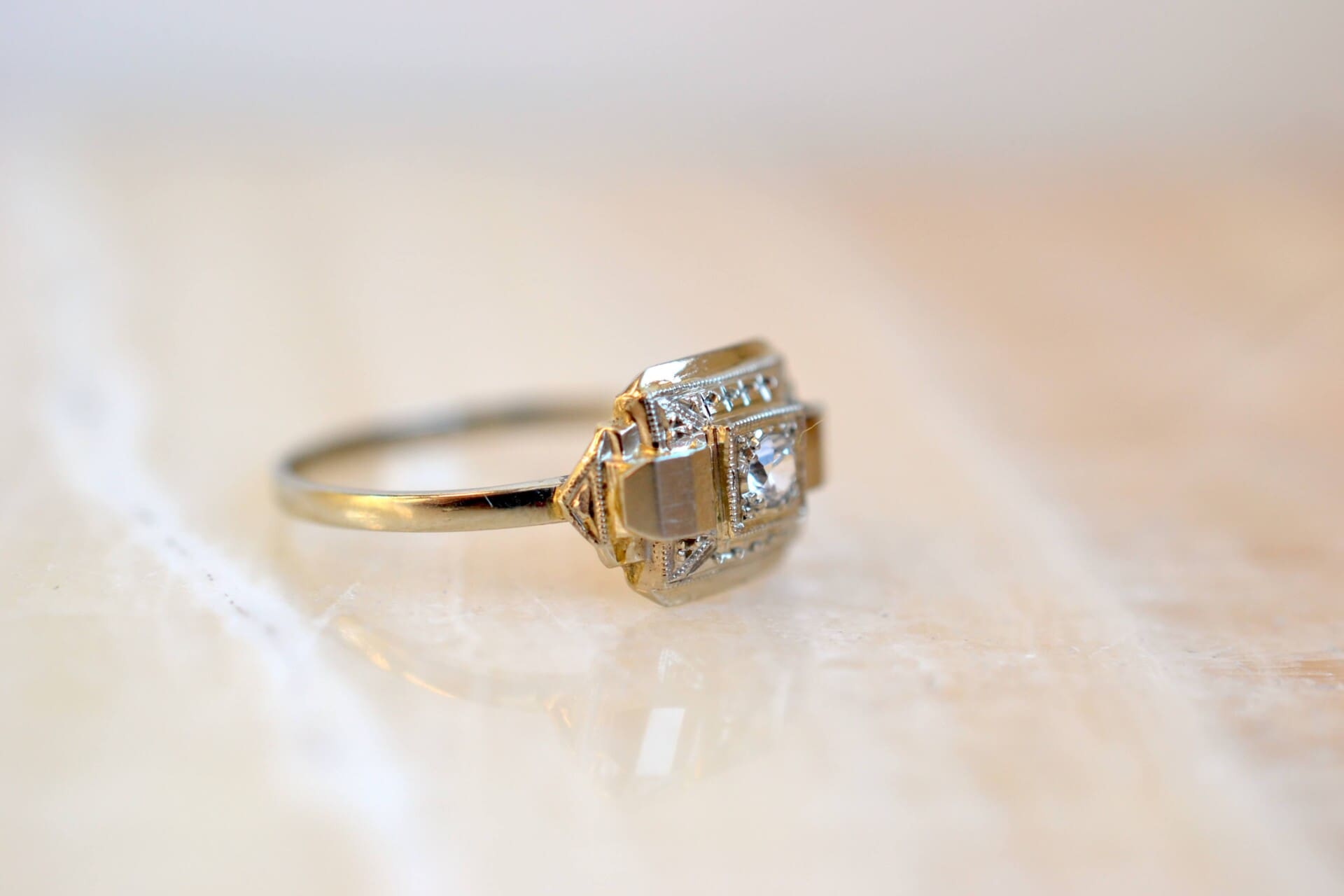 Bague géométrique Art Déco pierre blanche