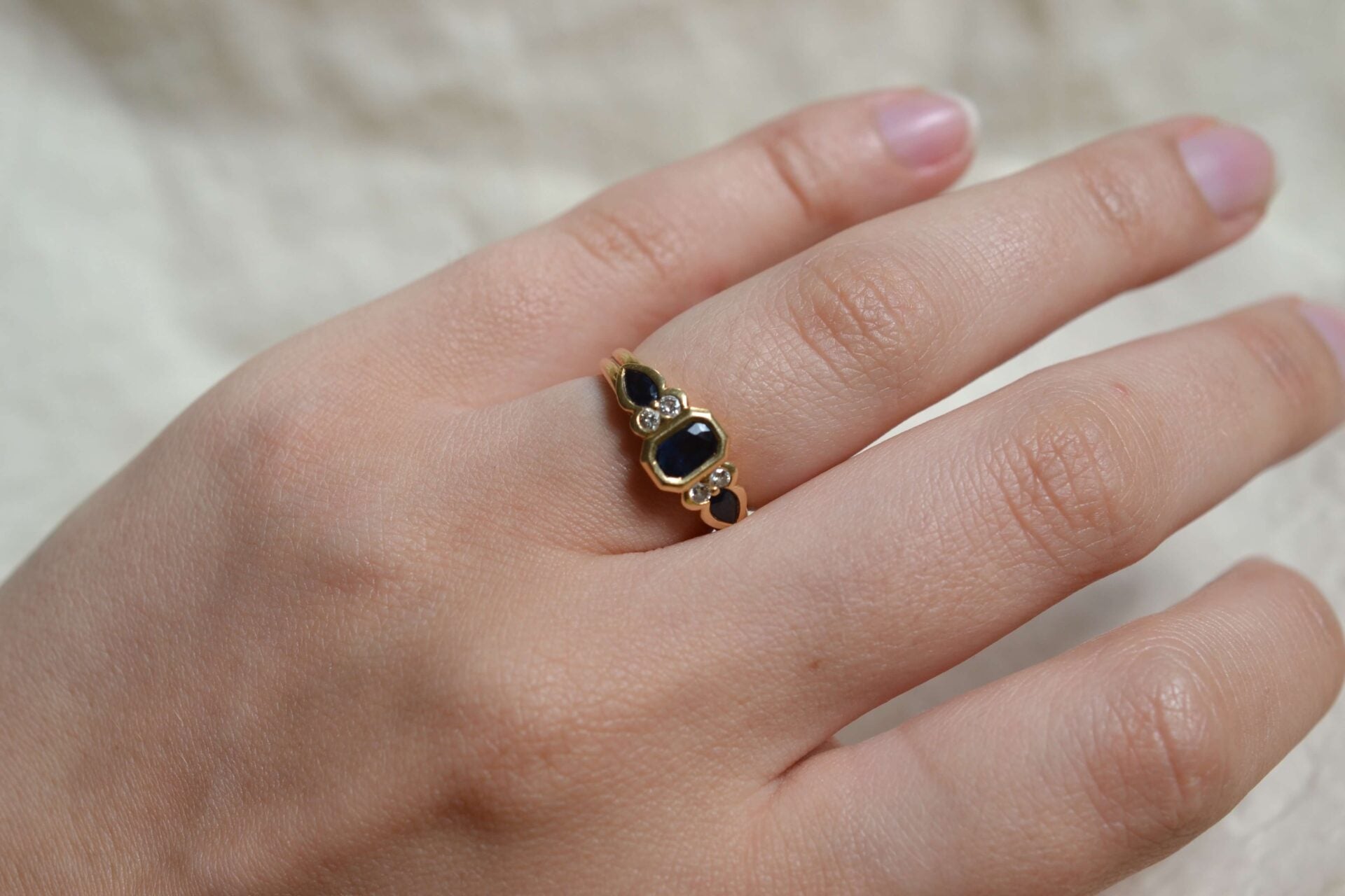 Bague style jarretière Saphir rectangulaire Diamants