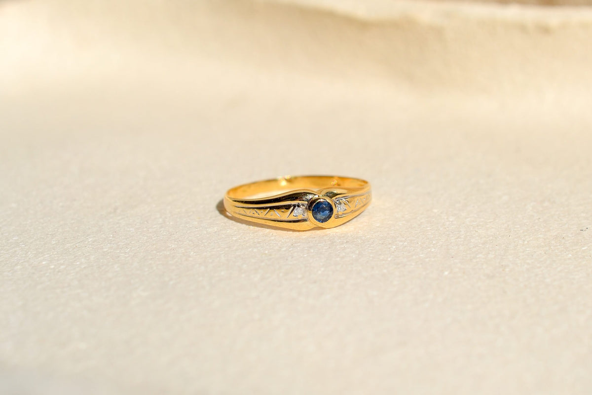 bague-jonc-anglais-en-or-jaune-ornee-d-un-saphir-epaule-de-deux-diamants-bague-ancienne