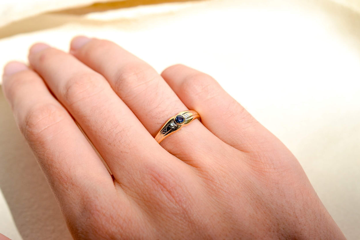 bague-jonc-anglais-en-or-jaune-ornee-d-un-saphir-epaule-de-deux-diamants-bague-de-seconde-main
