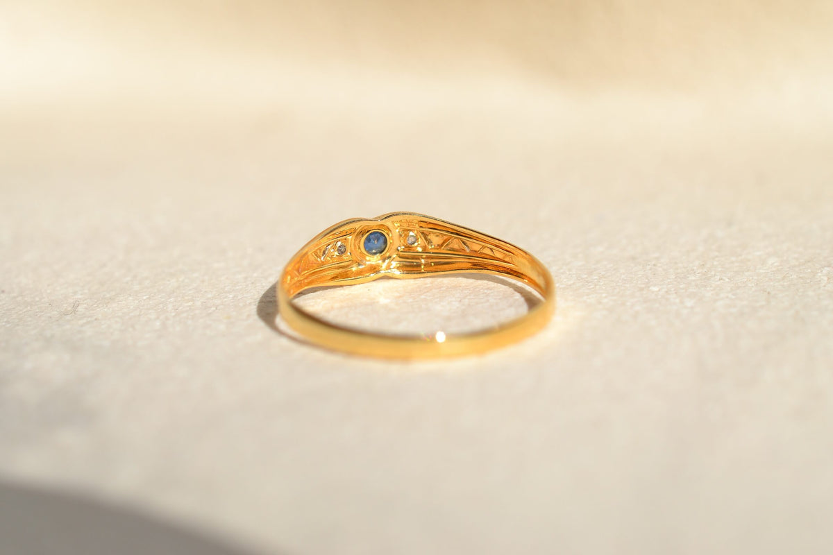 bague-jonc-anglais-en-or-jaune-ornee-d-un-saphir-epaule-de-deux-diamants-bague-retro
