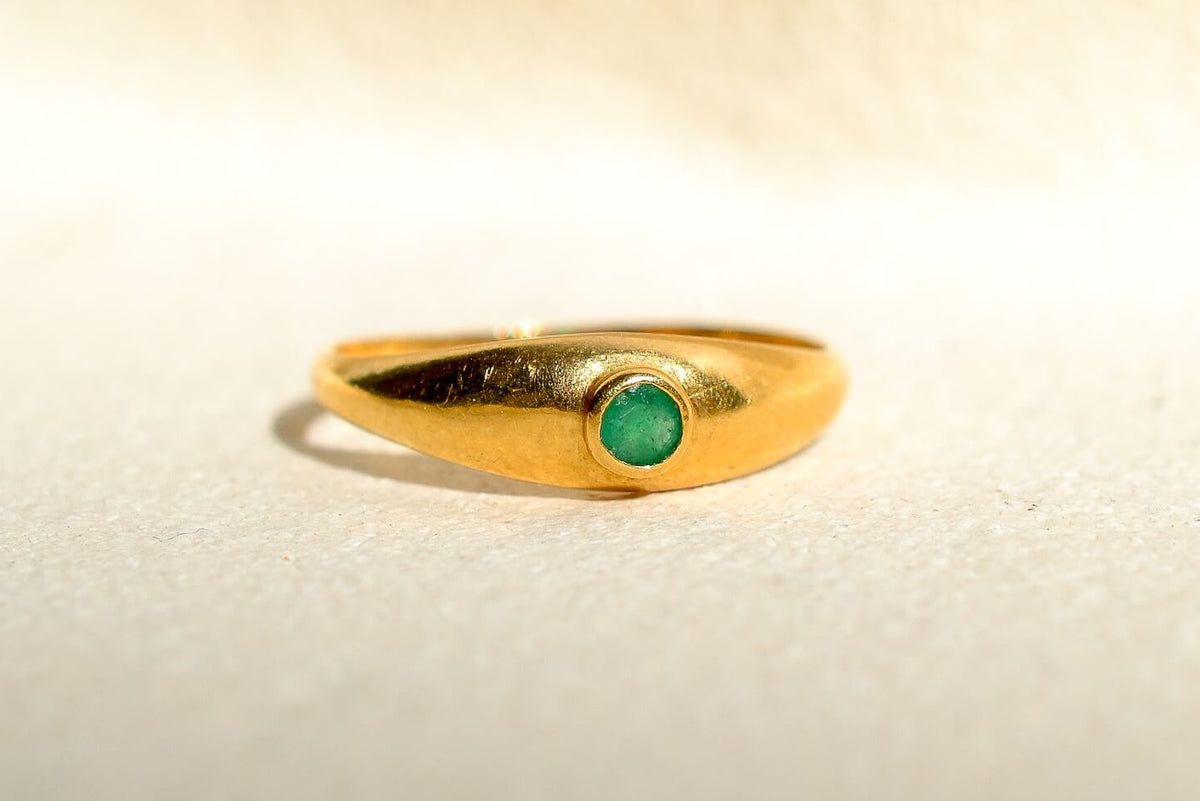 bague-jonc-anglais-en-or-jaune-ornee-d-une-emeraude-bague-ancienne 