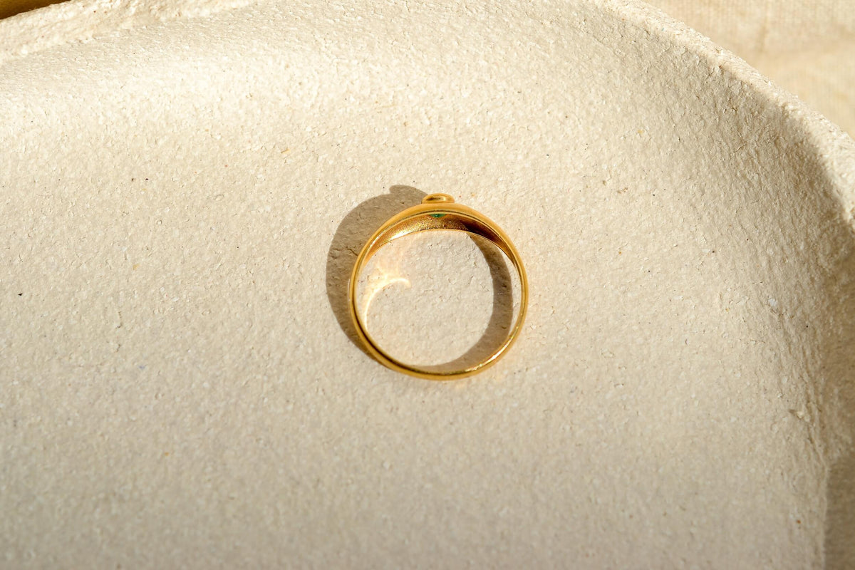 bague-jonc-anglais-en-or-jaune-ornee-d-une-emeraude-bague-retro