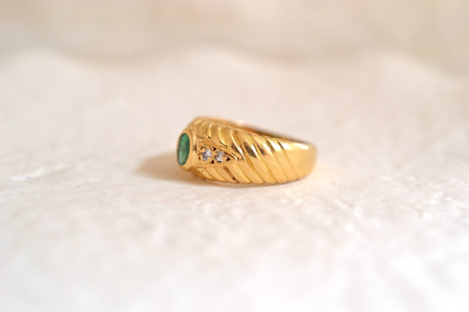 Bague Émeraude Diamants décor godronné