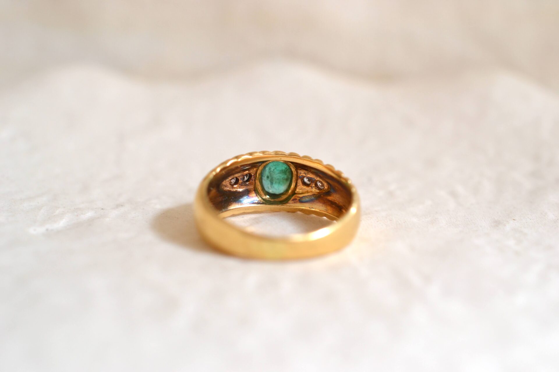 Bague Émeraude Diamants décor godronné