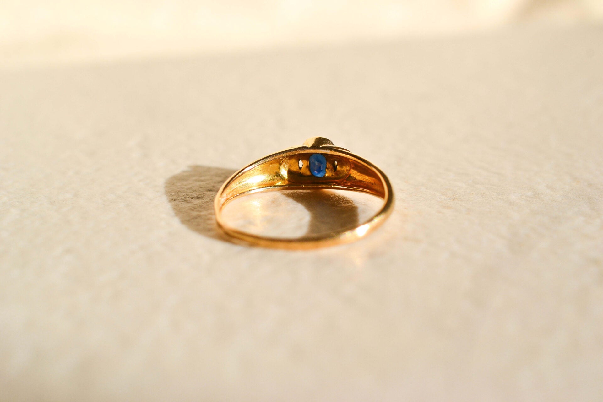 Bague jonc Or jaune Saphir
