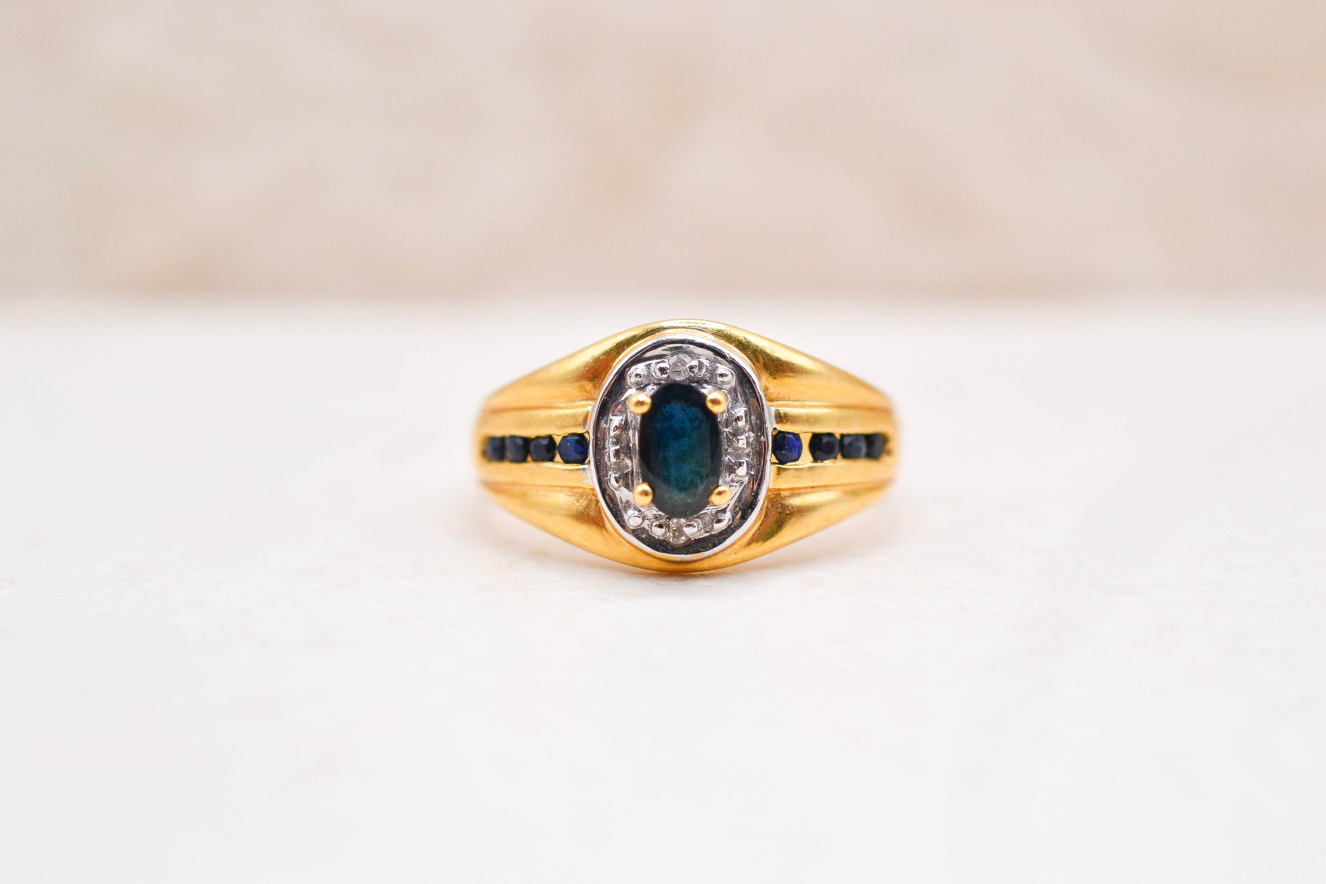Bague style chevalière Saphir Diamants