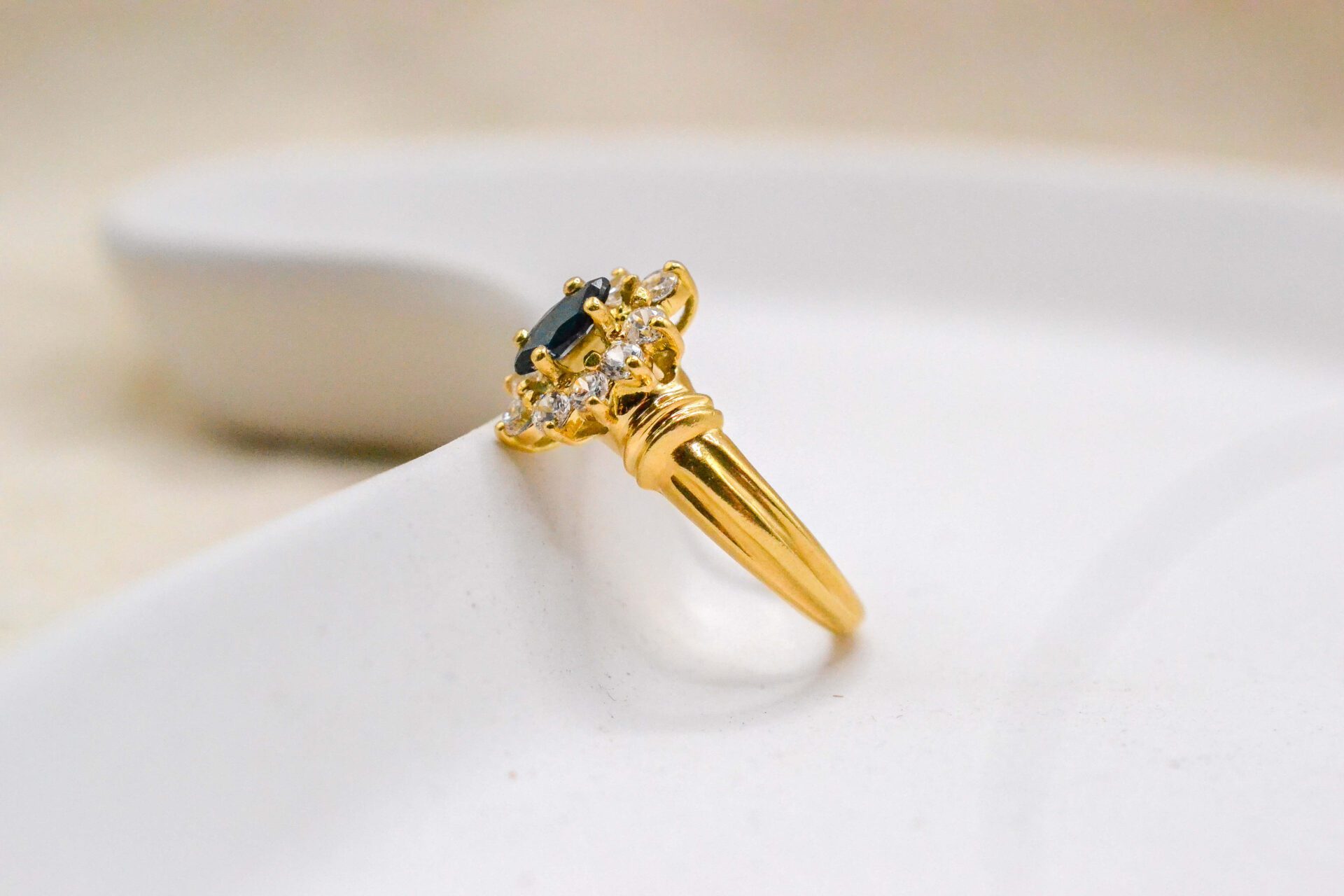 Bague Pompadour Saphir et Oxydes