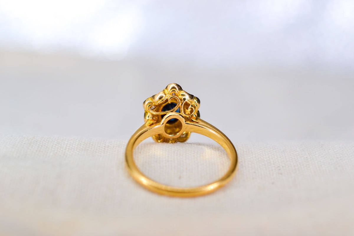 bague-marguerite-en-or-jaune-ornee-d-un-saphir-dans-un-entourage-de-12-diamants-bague-de-fiancailles