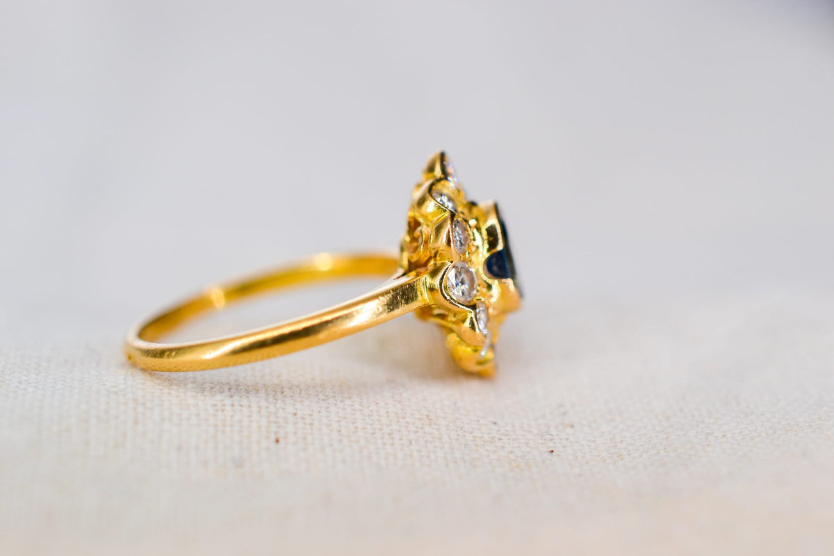 bague-marguerite-en-or-jaune-ornee-d-un-saphir-dans-un-entourage-de-12-diamants-bague-femme