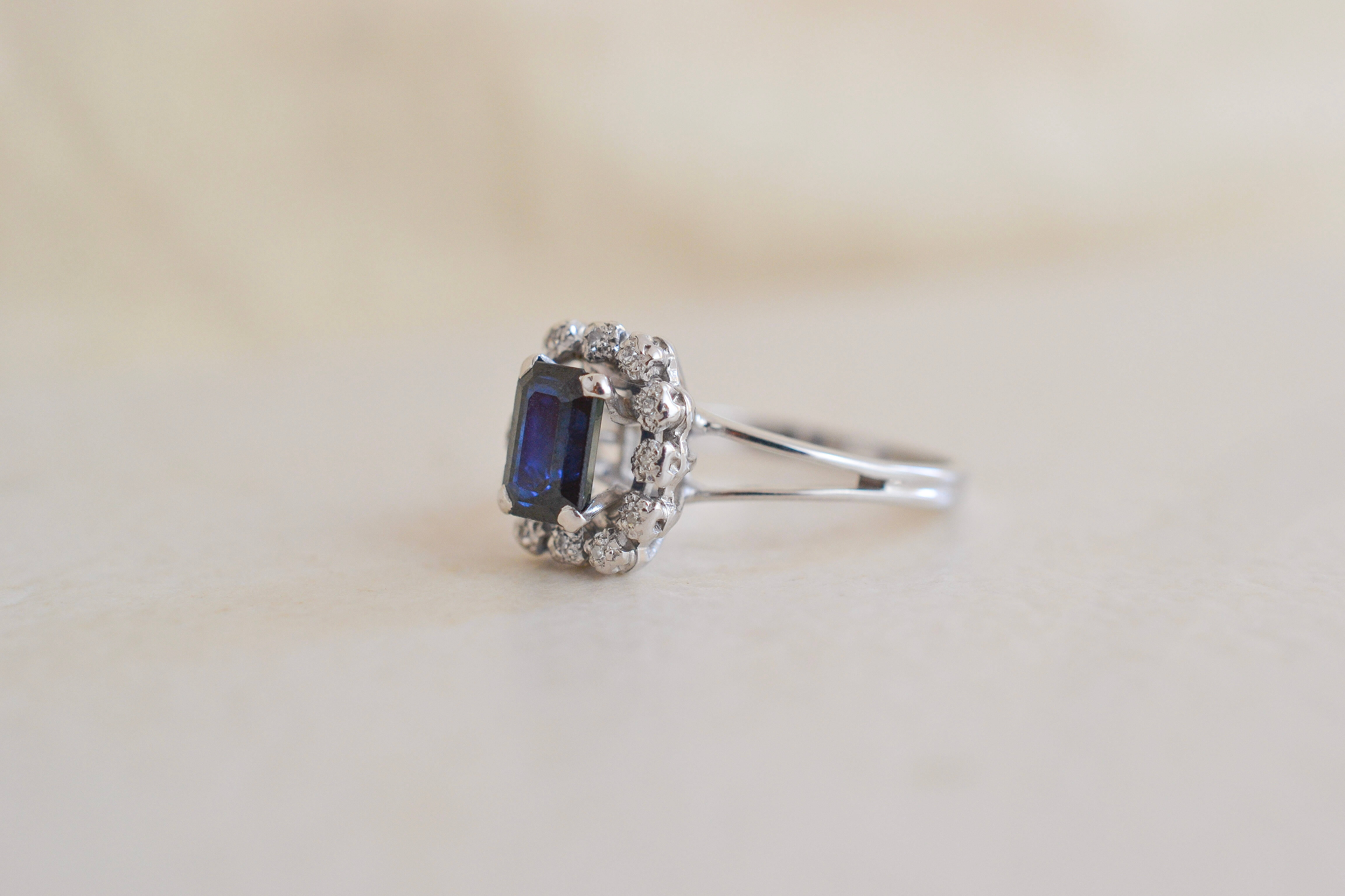 Marguerite Diamants et Saphir taille émeraude
