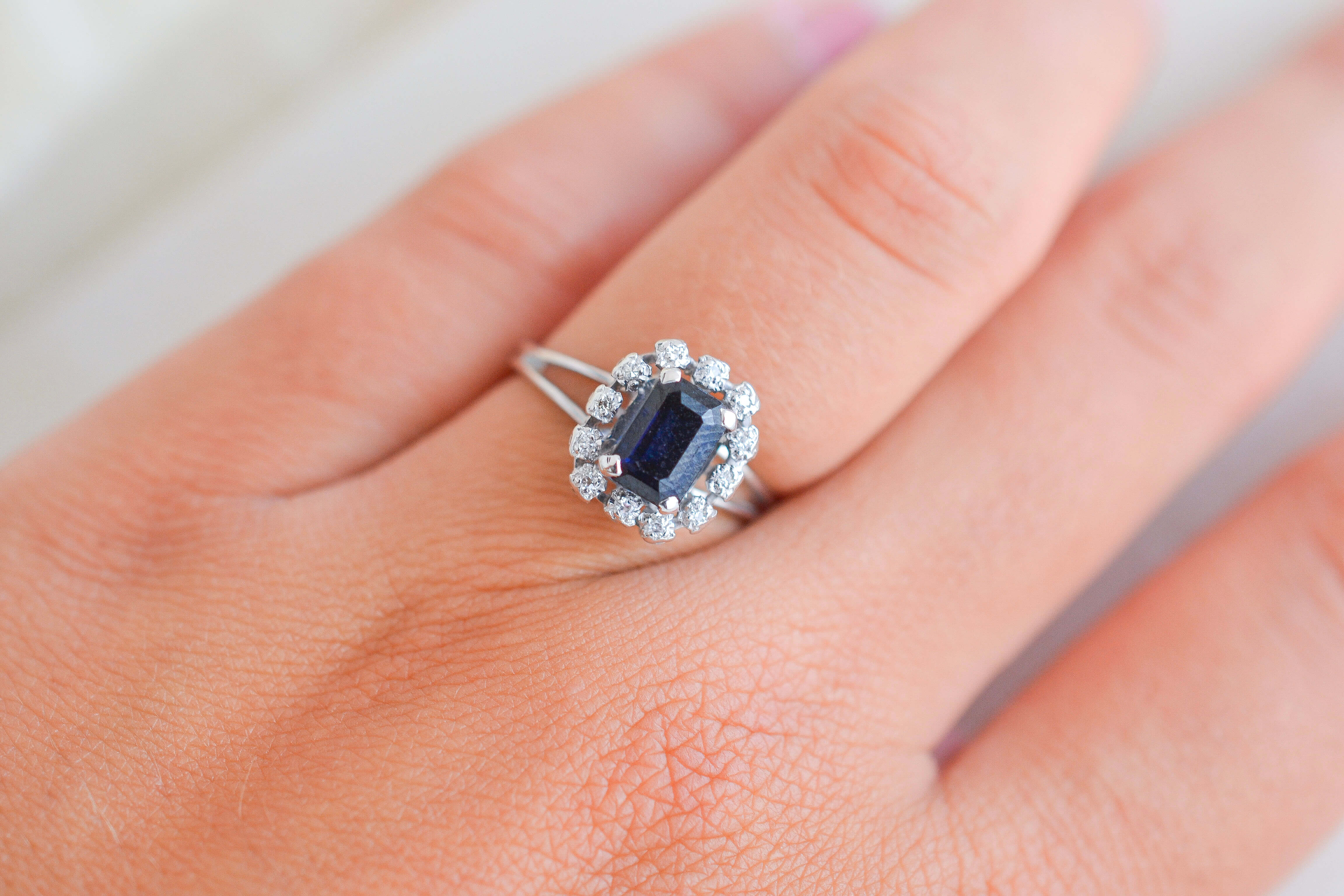 Marguerite Diamants et Saphir taille émeraude