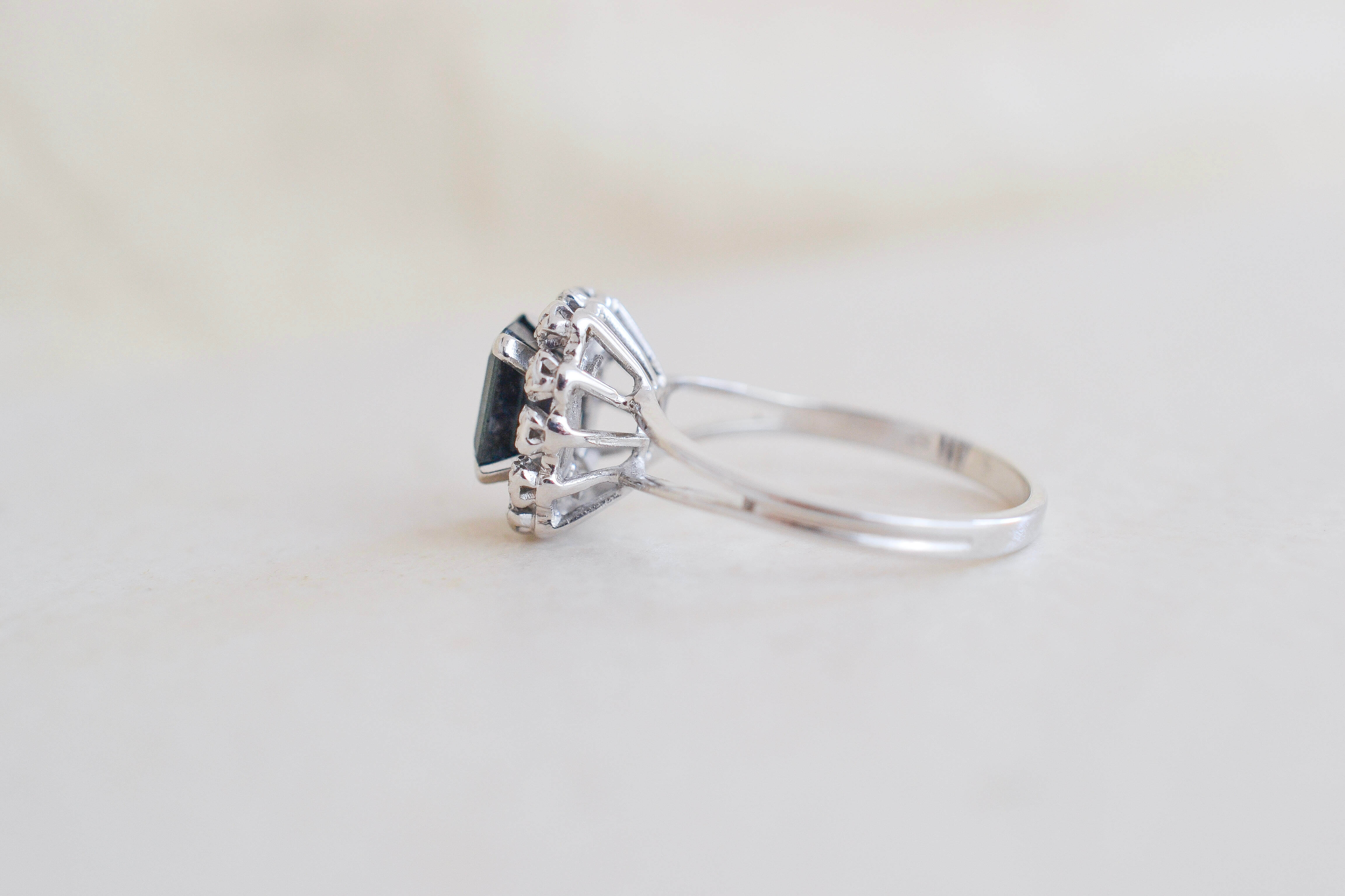 Marguerite Diamants et Saphir taille émeraude