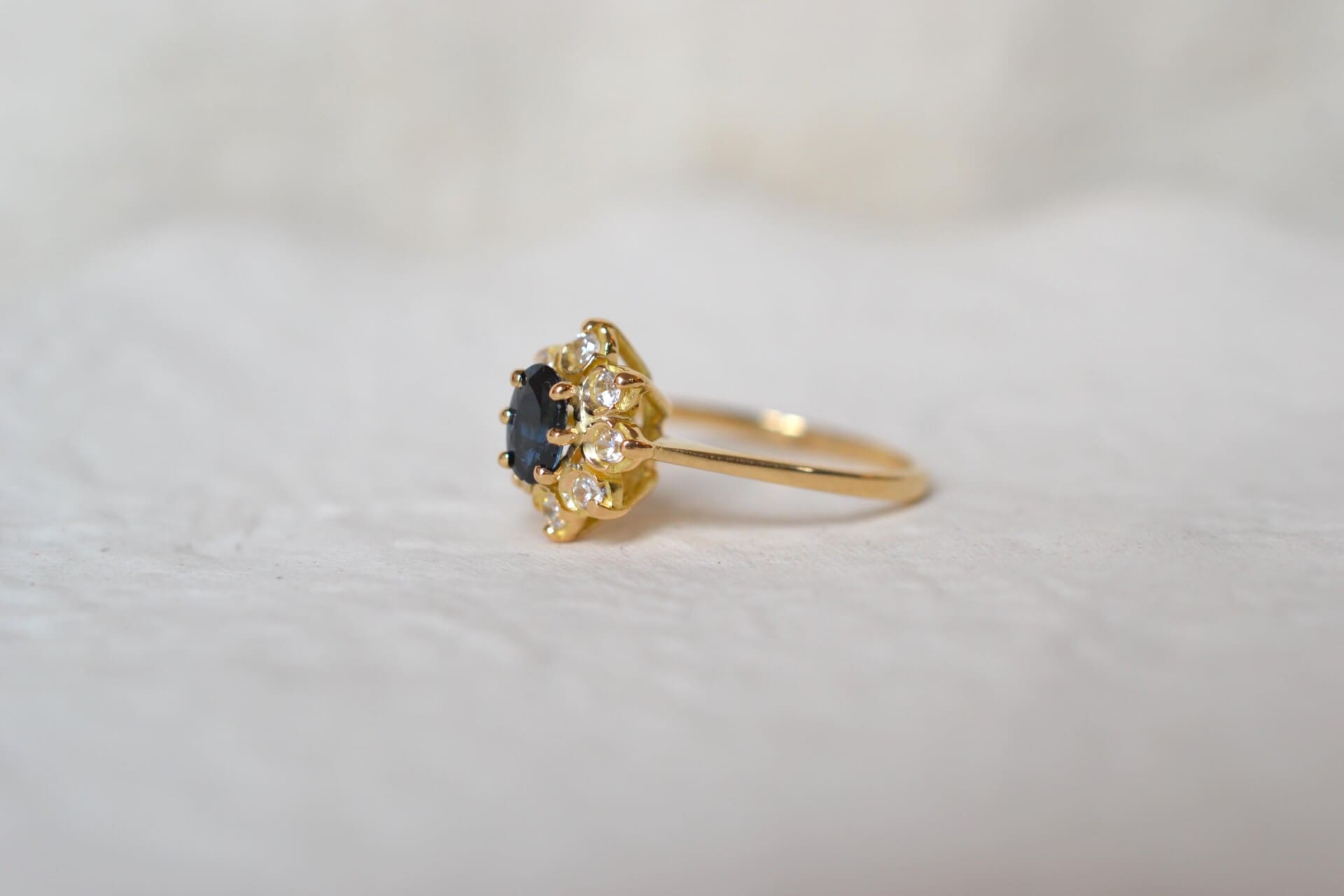 Bague Marguerite Saphir entourage Oxydes