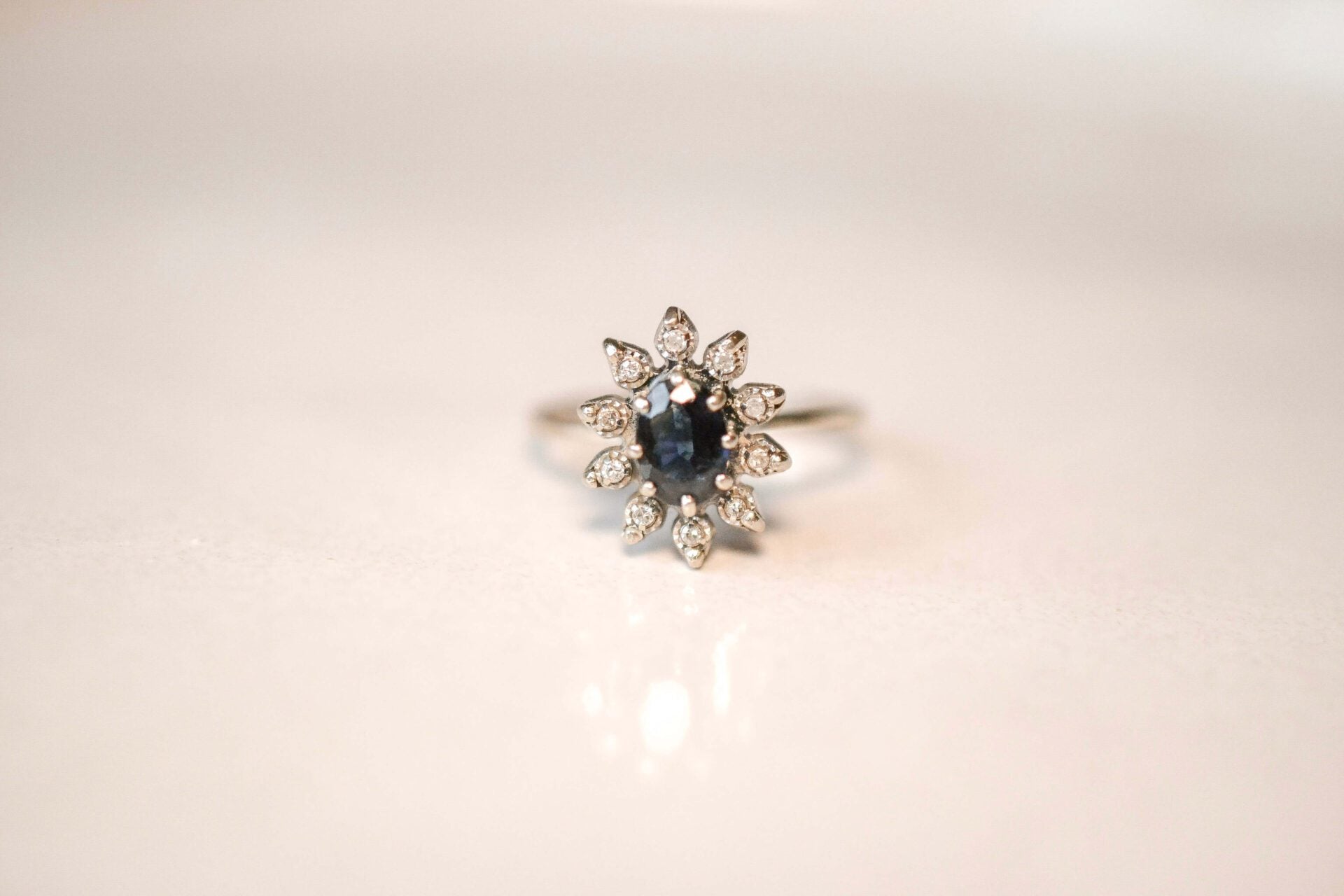 Bague Marguerite Or blanc Saphir Diamants