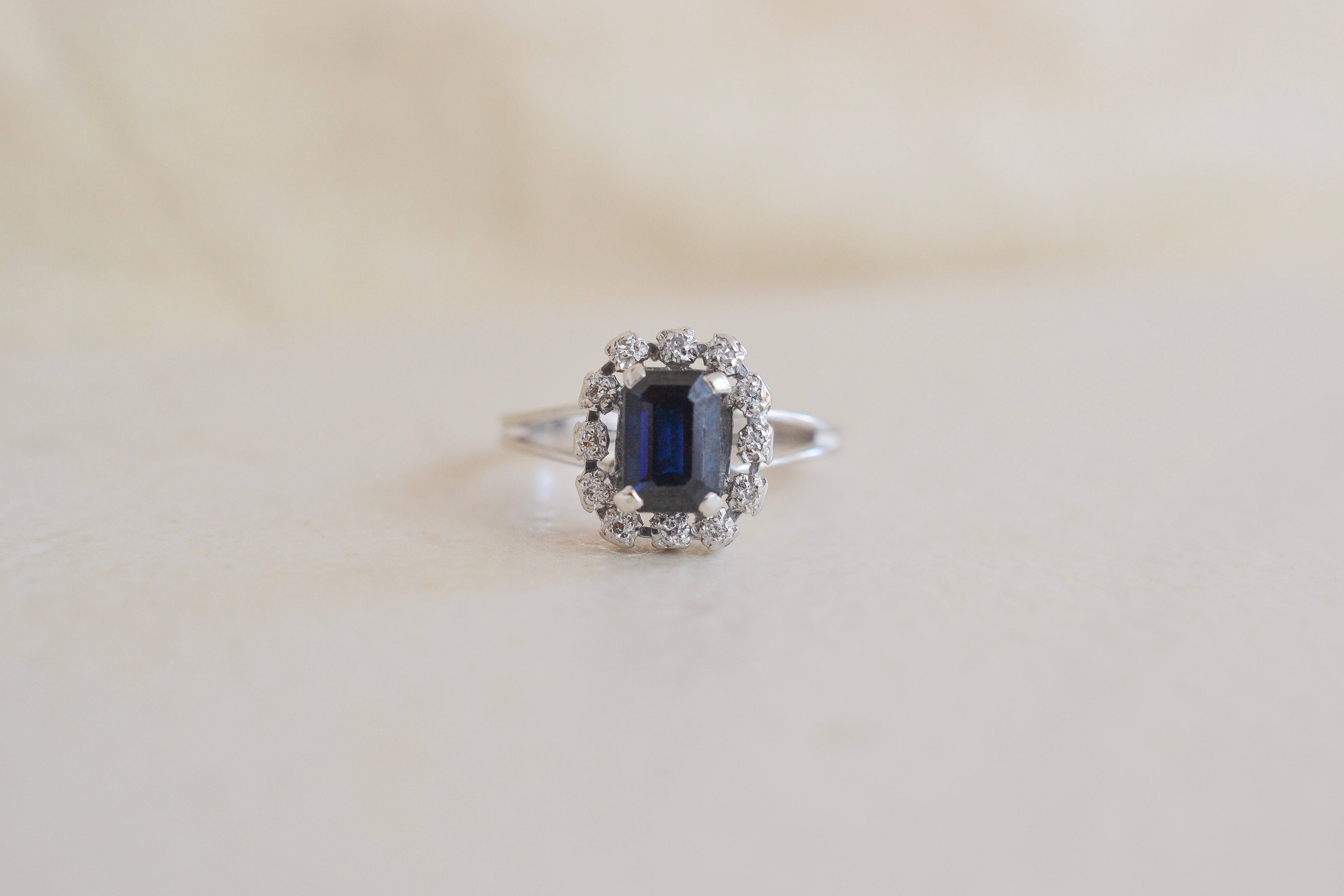 Marguerite Diamants et Saphir taille émeraude
