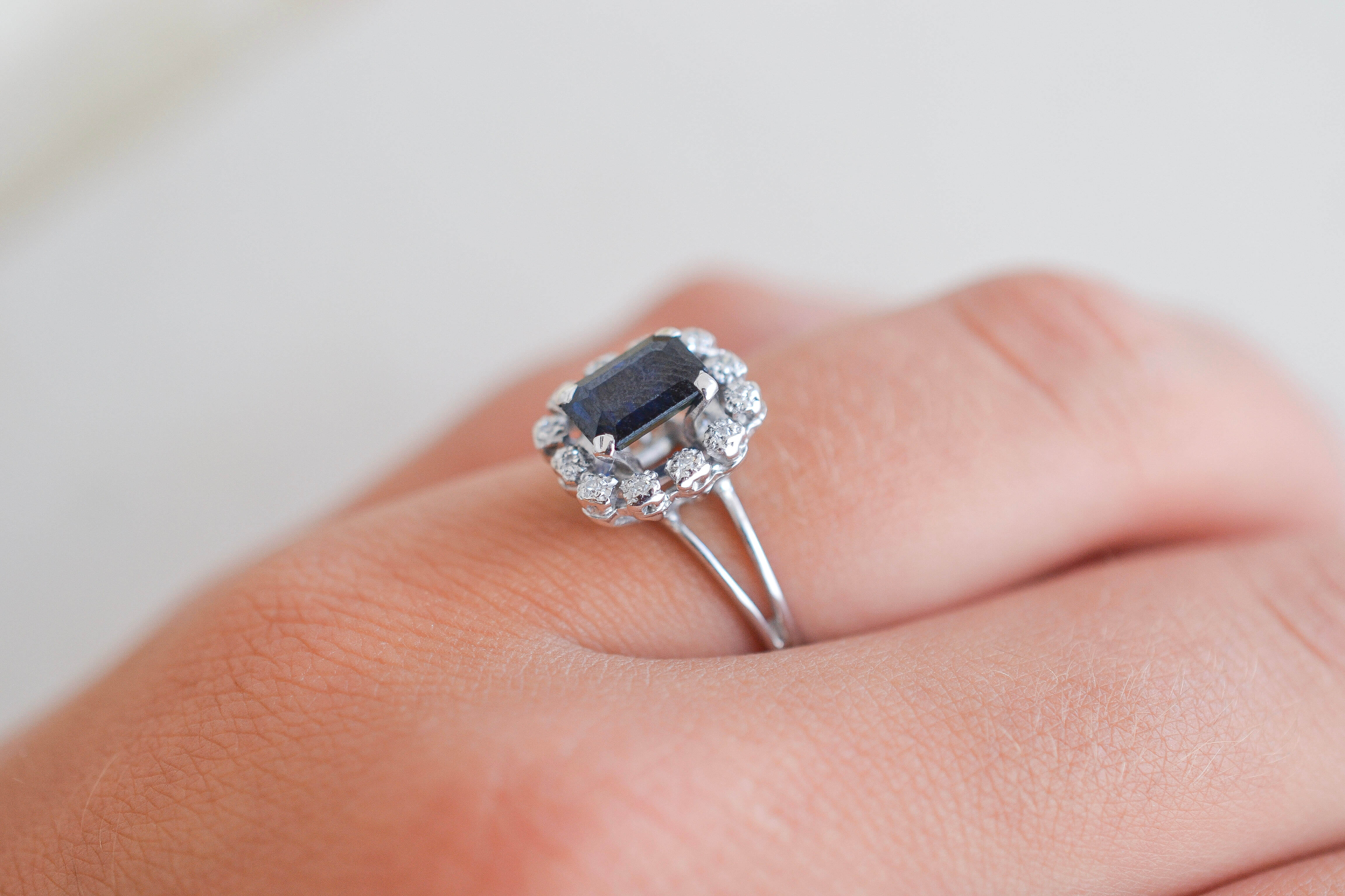Marguerite Diamants et Saphir taille émeraude