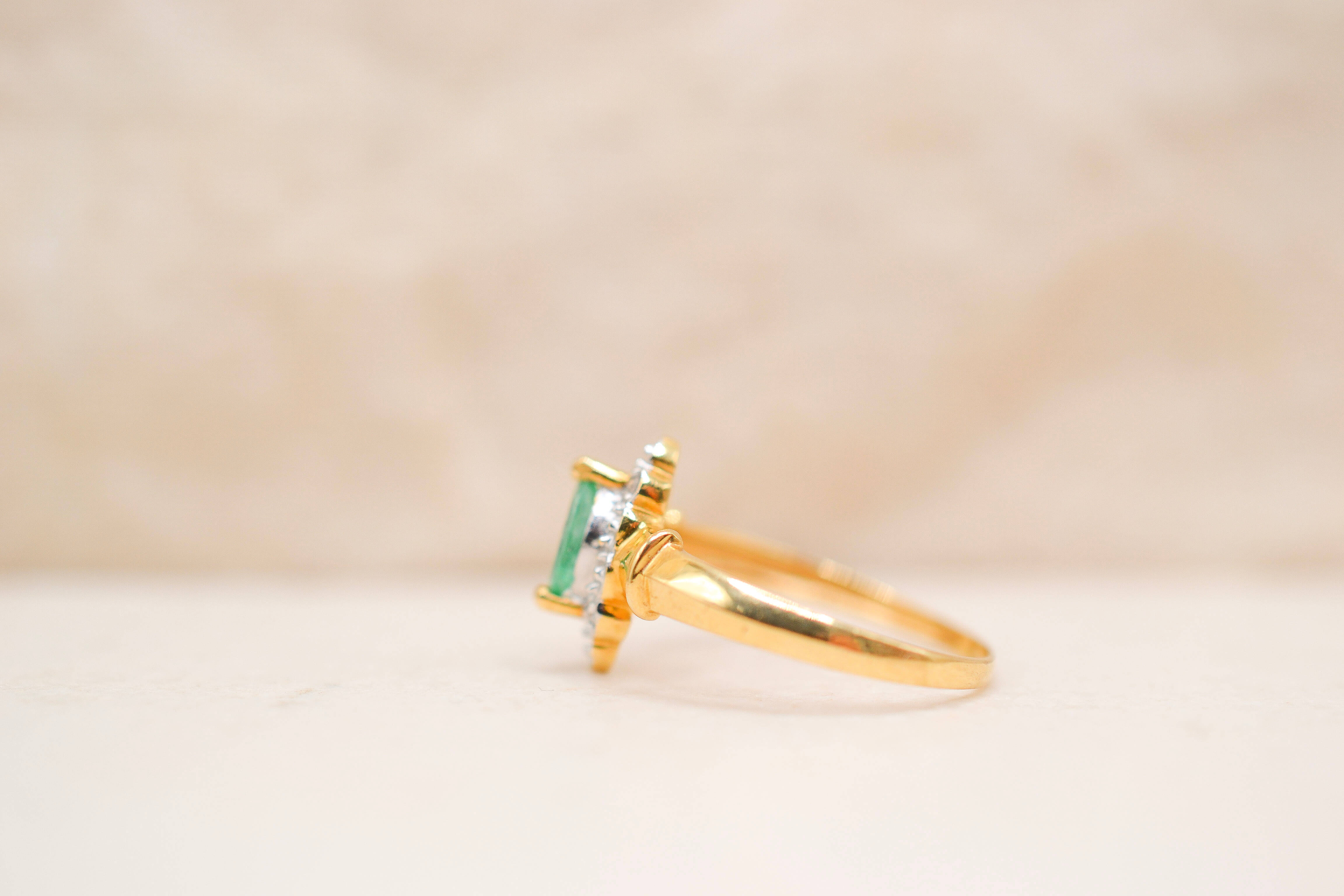 Bague navette Emeraude épaulée Diamants
