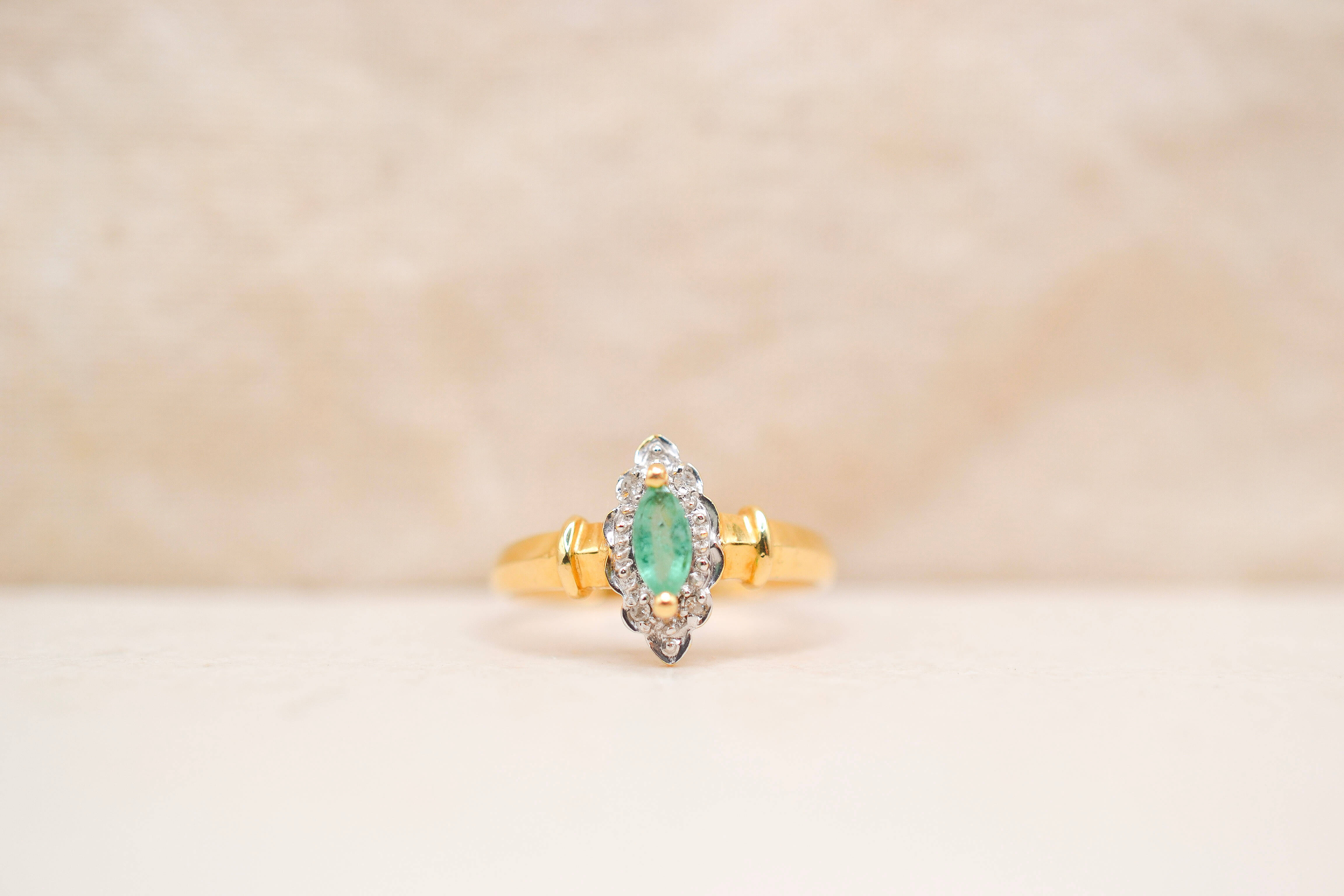 Bague navette Emeraude épaulée Diamants