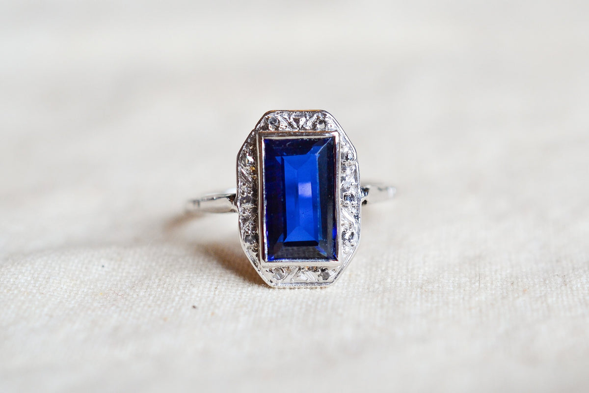 bague-octogonale-art-deco-en-or-blanc-sertie-d-un-saphir-synthetique-verneuil-et-de-diamants-taille-rose-bague-cadeau-femme
