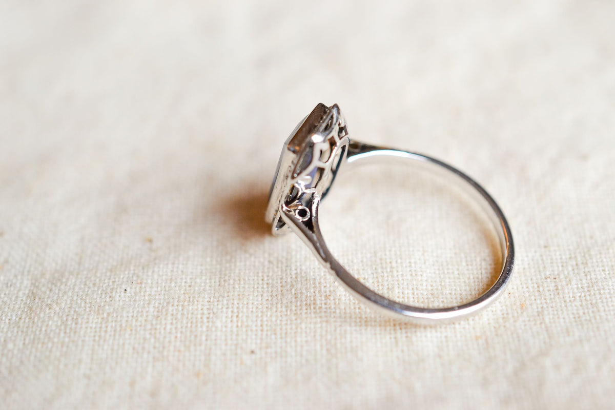bague-octogonale-art-deco-en-or-blanc-sertie-d-un-saphir-synthetique-verneuil-et-de-diamants-taille-rose-bague-de-fiancailles