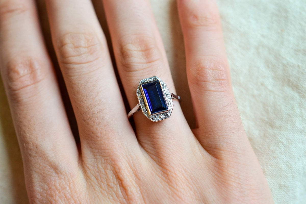 bague-octogonale-art-deco-en-or-blanc-sertie-d-un-saphir-synthetique-verneuil-et-de-diamants-taille-rose-bague-eco-responsable