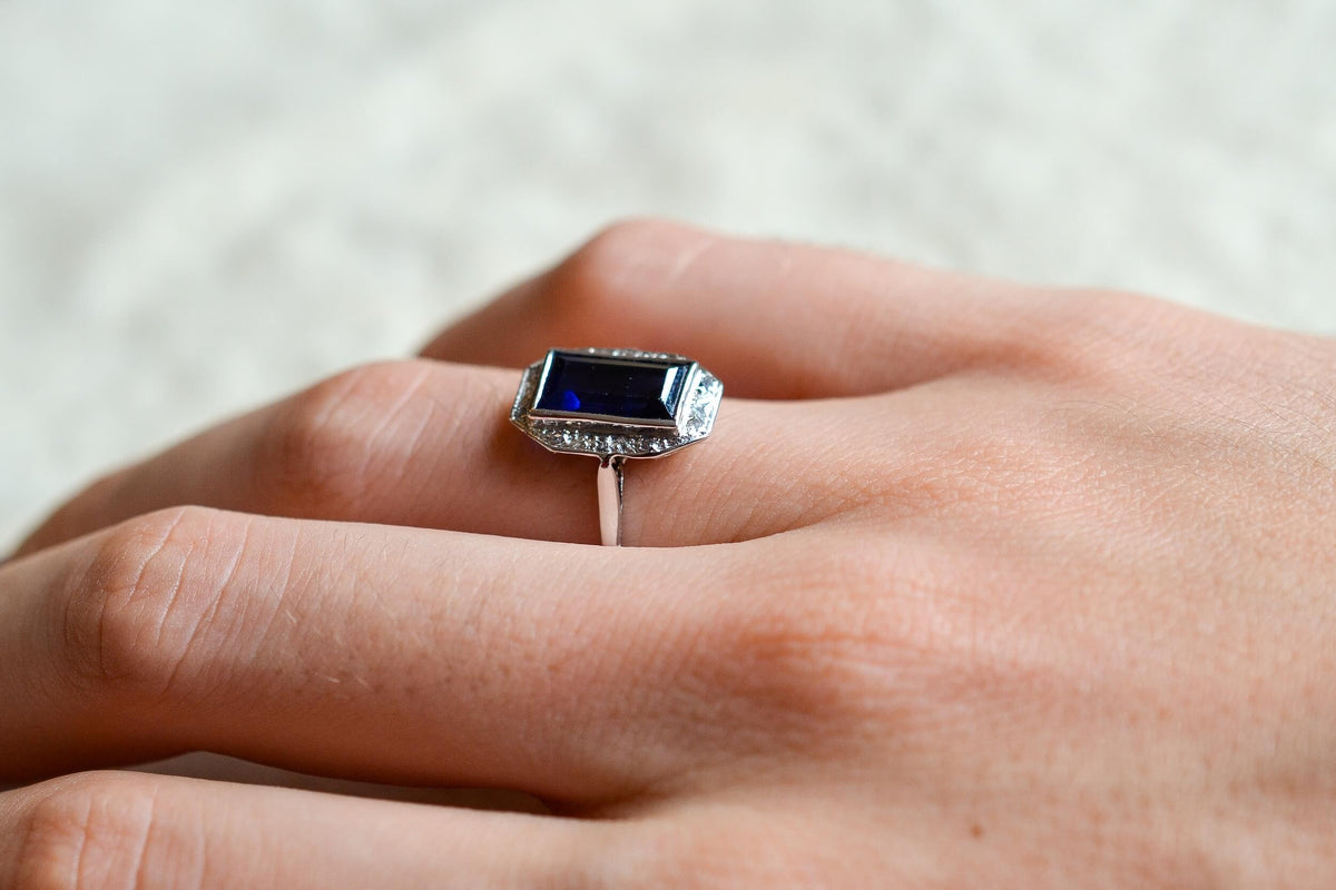 bague-octogonale-art-deco-en-or-blanc-sertie-d-un-saphir-synthetique-verneuil-et-de-diamants-taille-rose-bague-retro