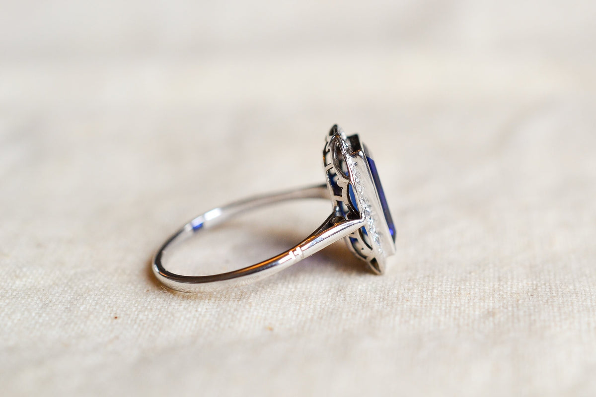 bague-octogonale-art-deco-en-or-blanc-sertie-d-un-saphir-synthetique-verneuil-et-de-diamants-taille-rose-bague-vintage