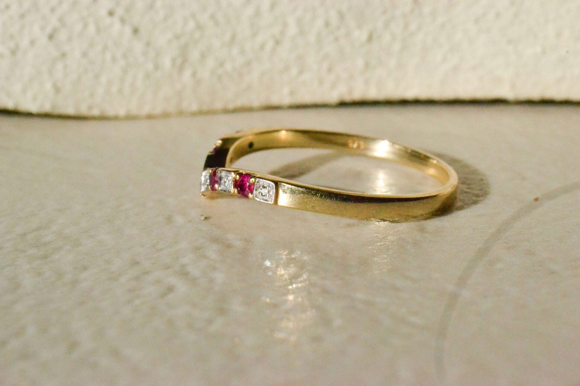 Bague "V" Pierres rouges et blanches