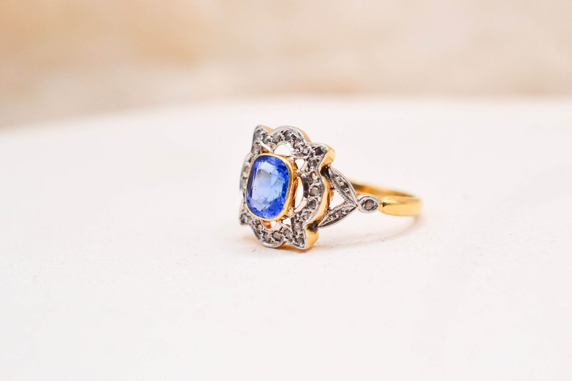 Bague Doublet Grenat & Diamants Polylobée